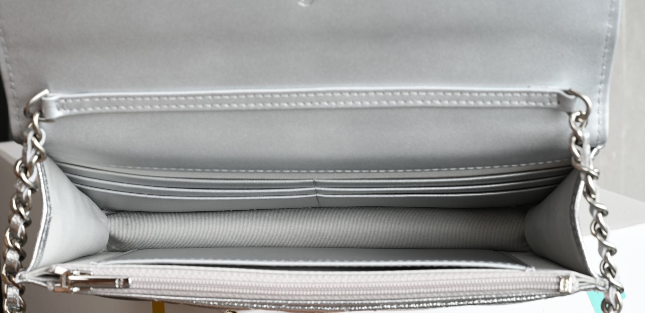 Classic Wallet On Chain (WOC) in Metallic Silver Grained Calfskin with Silver-Tone Hardware - Mocuir