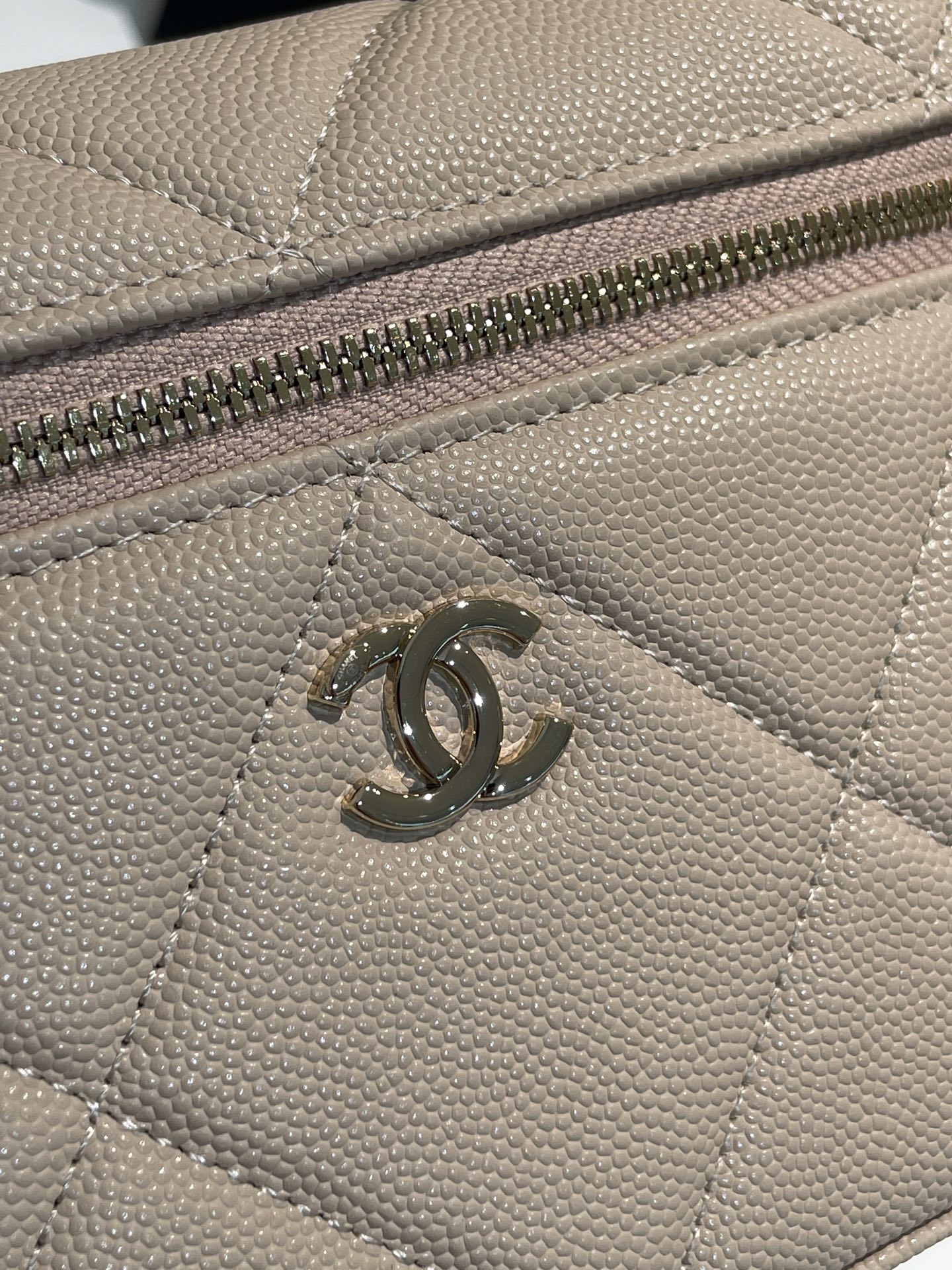 Beige Quilted Caviar Calfskin Vanity Case with Top Handle and Gold-Tone Chain Strap - Mocuir