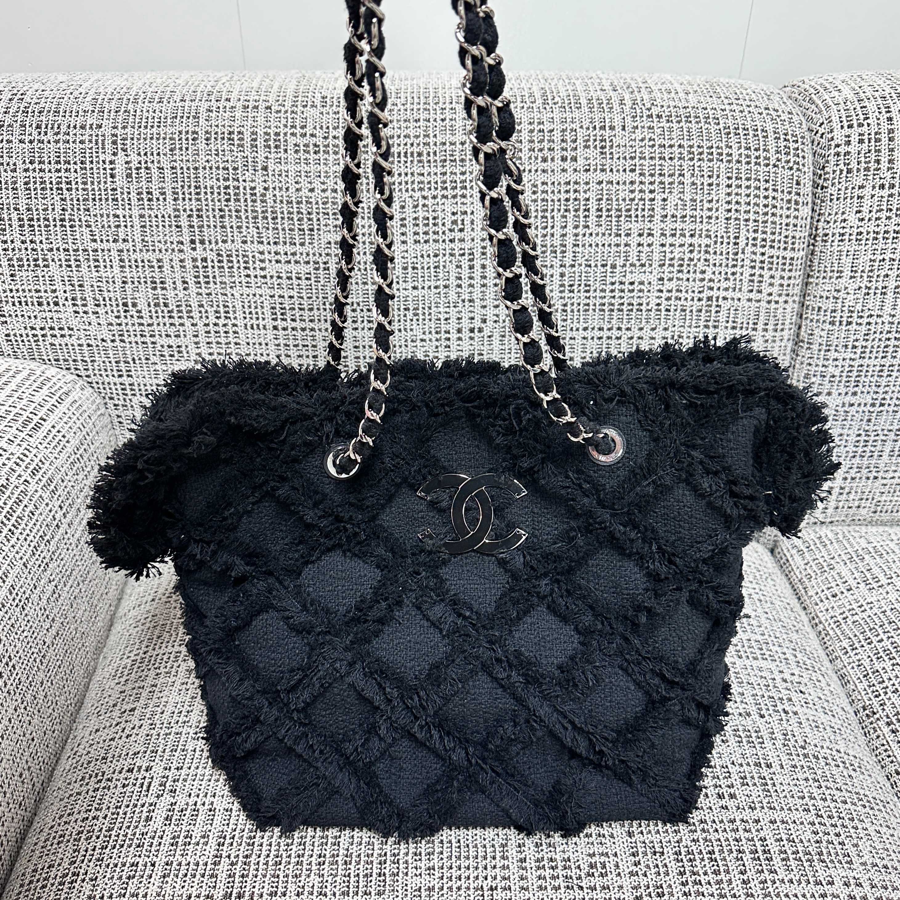 Vintage Black Quilted Tweed Tote Bag with Fringe Trim & Silver-Tone Hardware - Mocuir