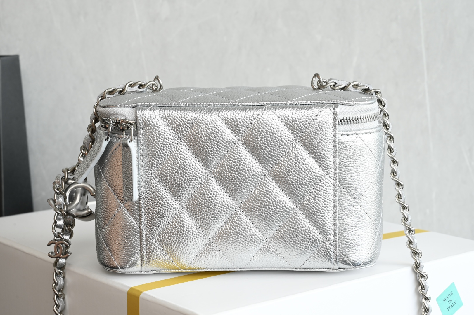Small Vanity Case in Metallic Silver Grained Calfskin with Silver-Tone Hardware - Mocuir