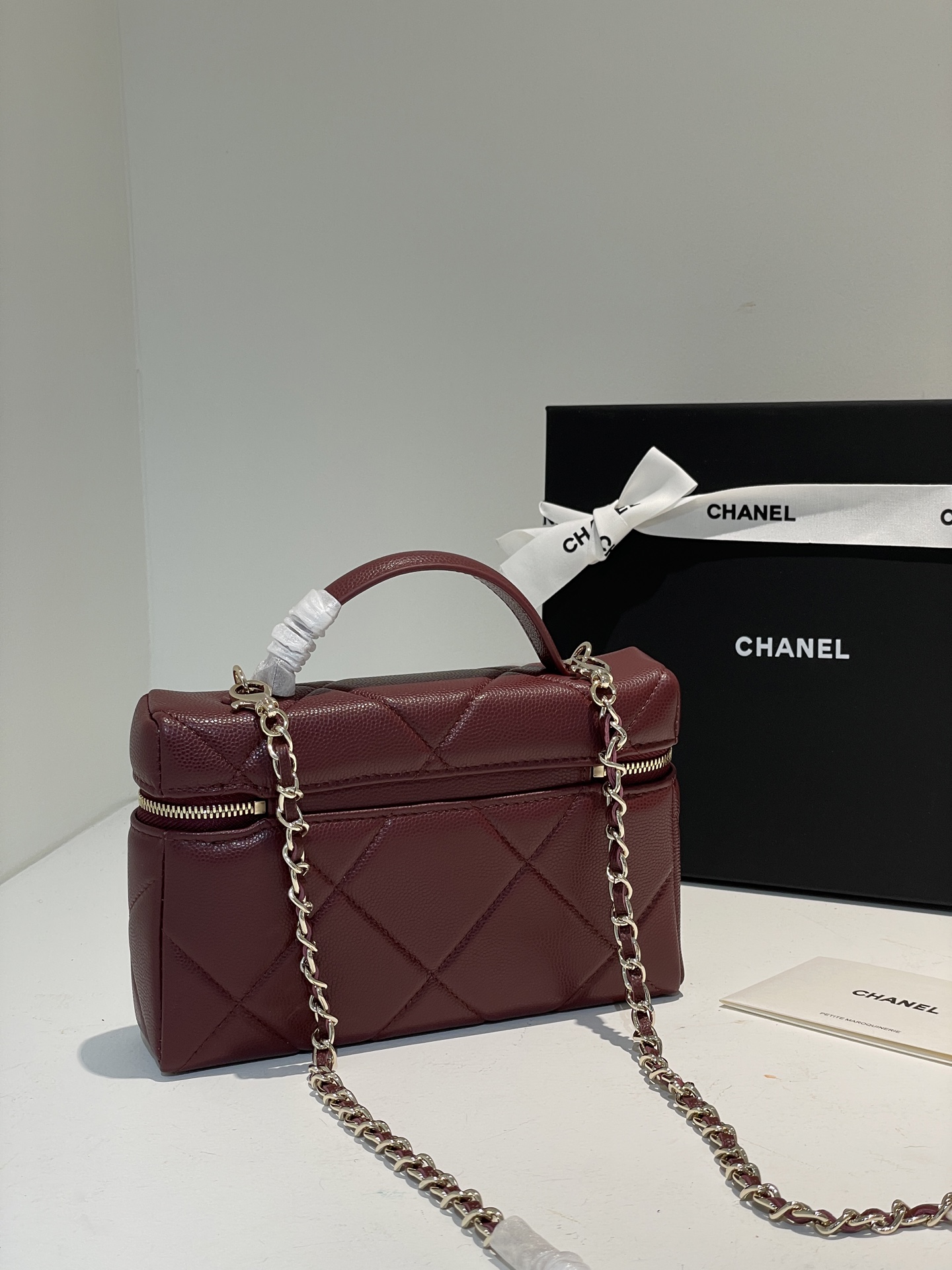 Burgundy Quilted Caviar Calfskin Vanity Case with Top Handle and Gold-Tone Chain Strap - Mocuir