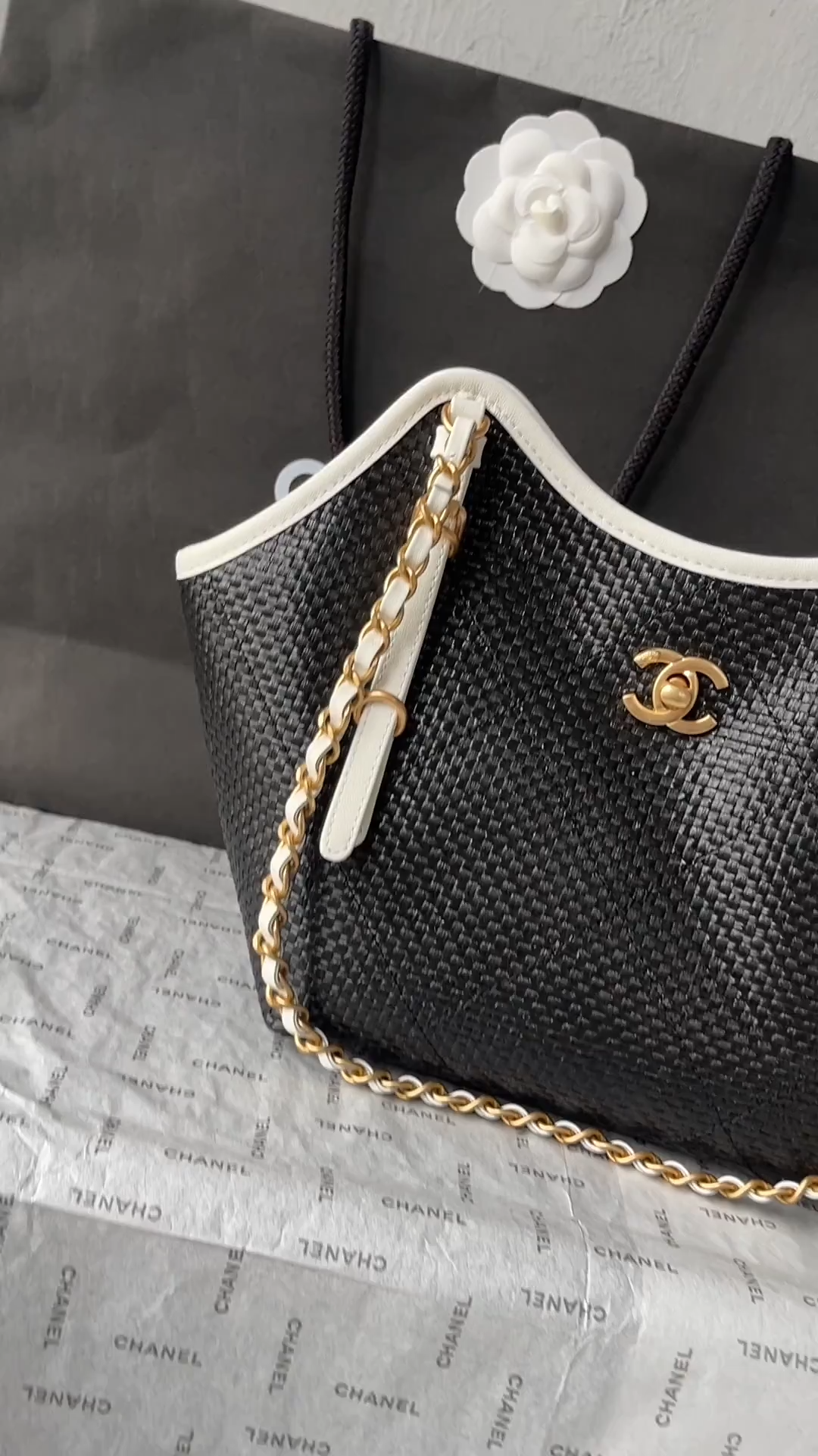 25C Black Woven Straw Large Tote Handbag with White Calfskin Trim and Gold-Tone Hardware - Mocuir