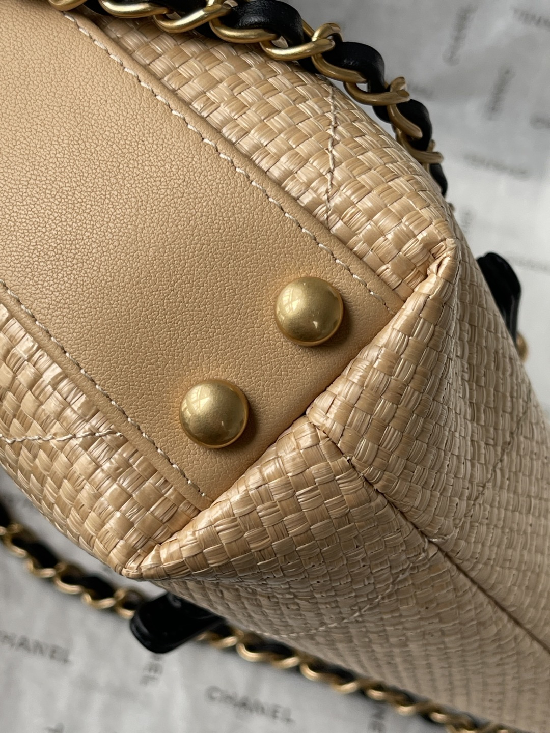 25C Beige Woven Straw Small Tote Handbag with Black Calfskin Trim and Gold-Tone Hardware - Mocuir