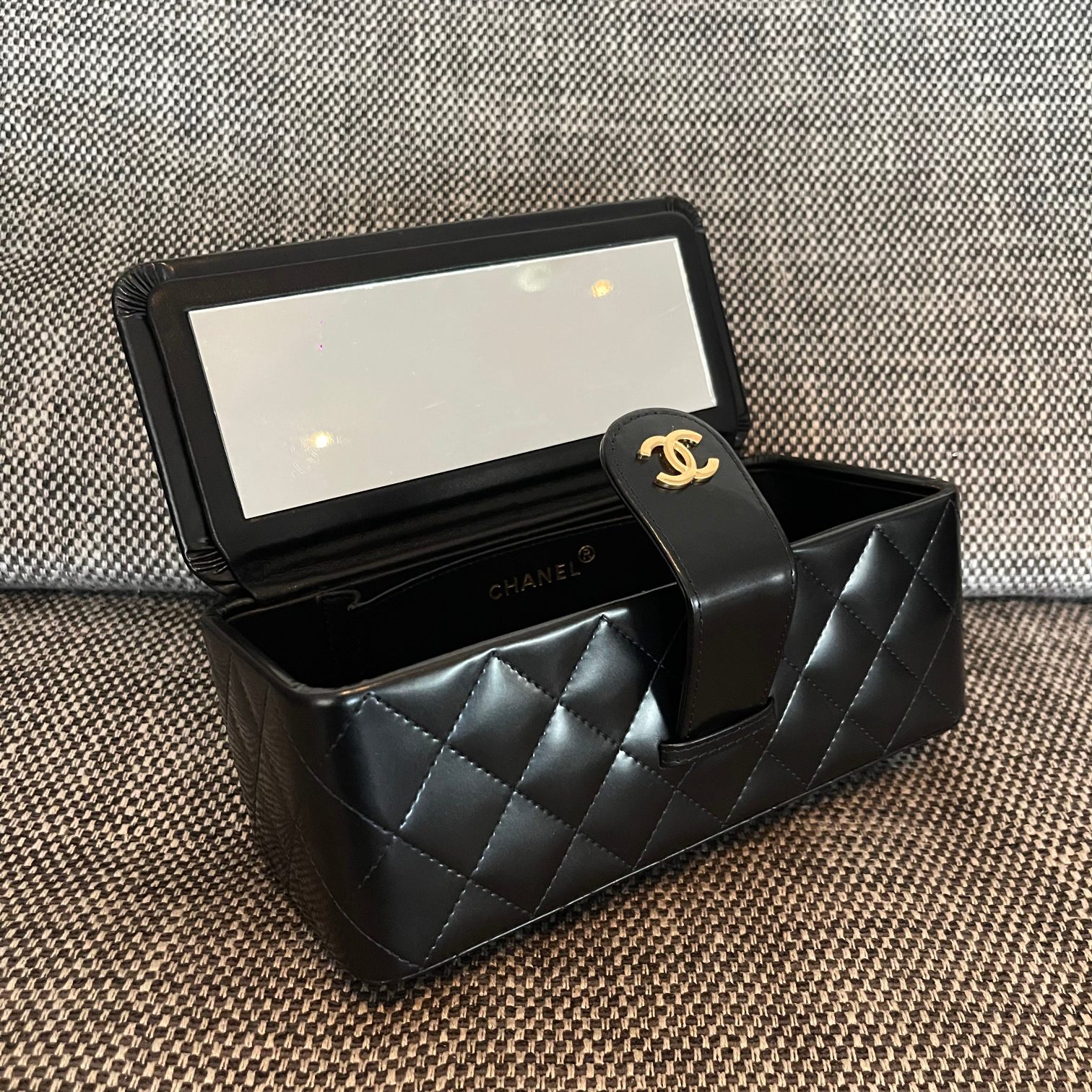 25C Long Quilted Patent Leather Vanity Case in Black - Mocuir