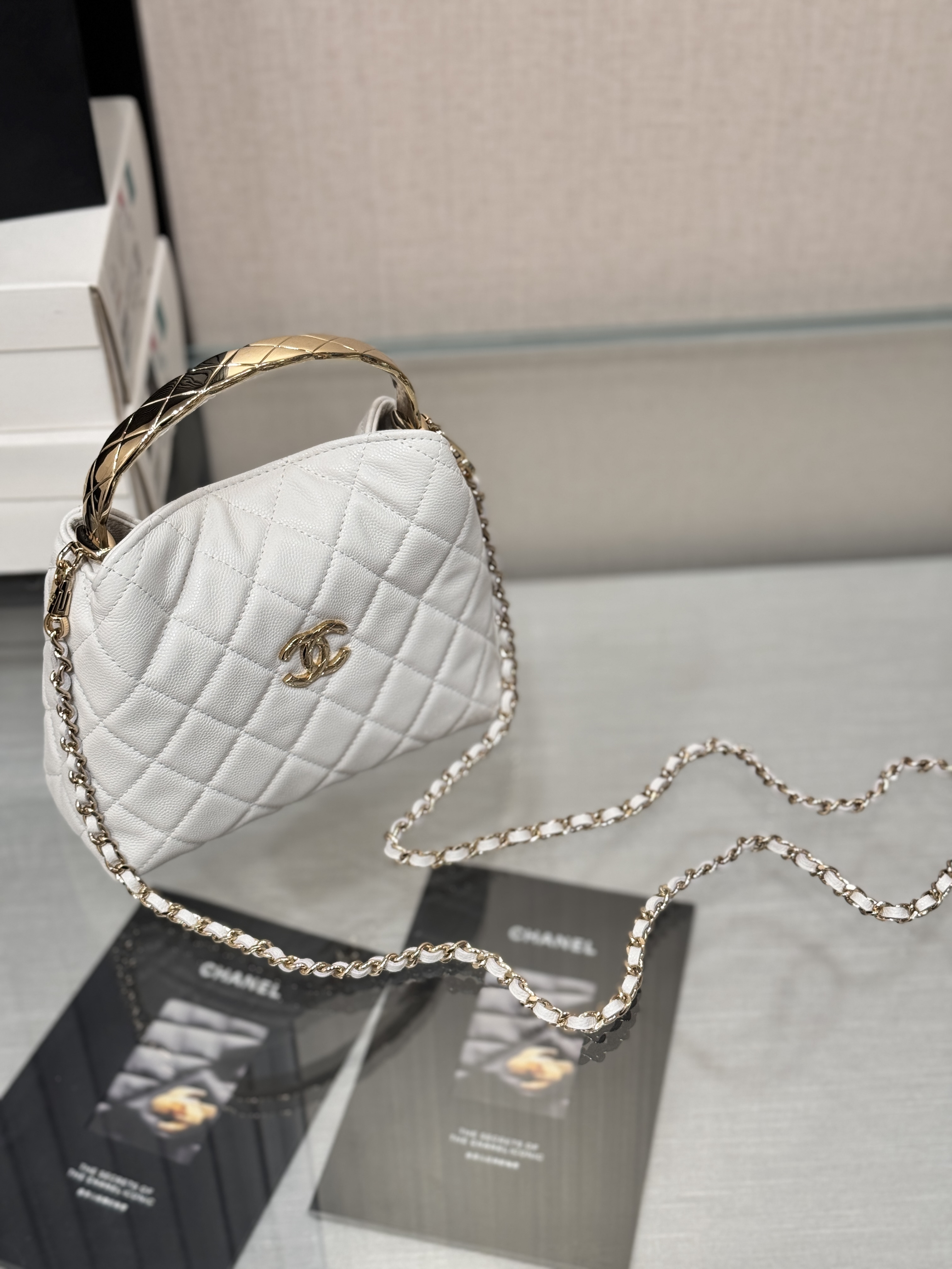 Metal Handle Bucket Bag（White） - Mocuir