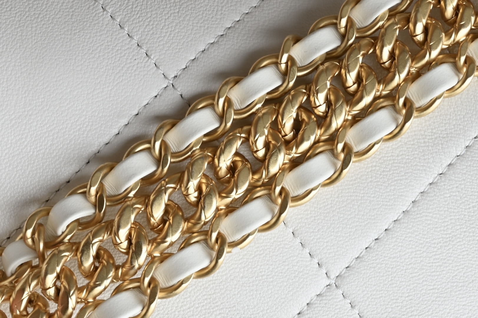 MAXI HOBO Bag in White Shiny Lambskin with Gold-Tone Hardware (Model AS5838) - Mocuir