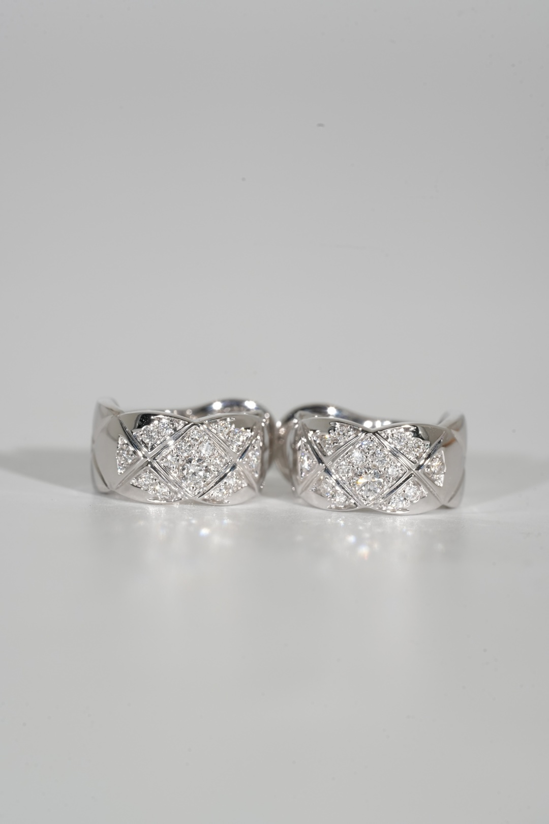 Quilted-pattern hoop earrings