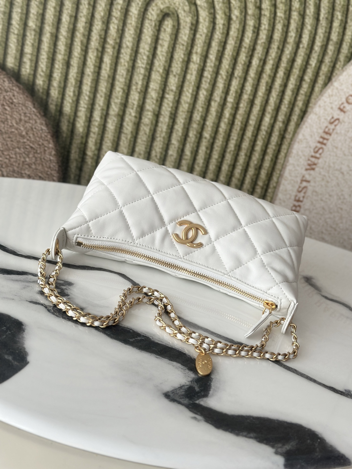 25S White Shiny Lambskin Quilted Hobo Shoulder Bag with Gold-Tone Hardware - Mocuir