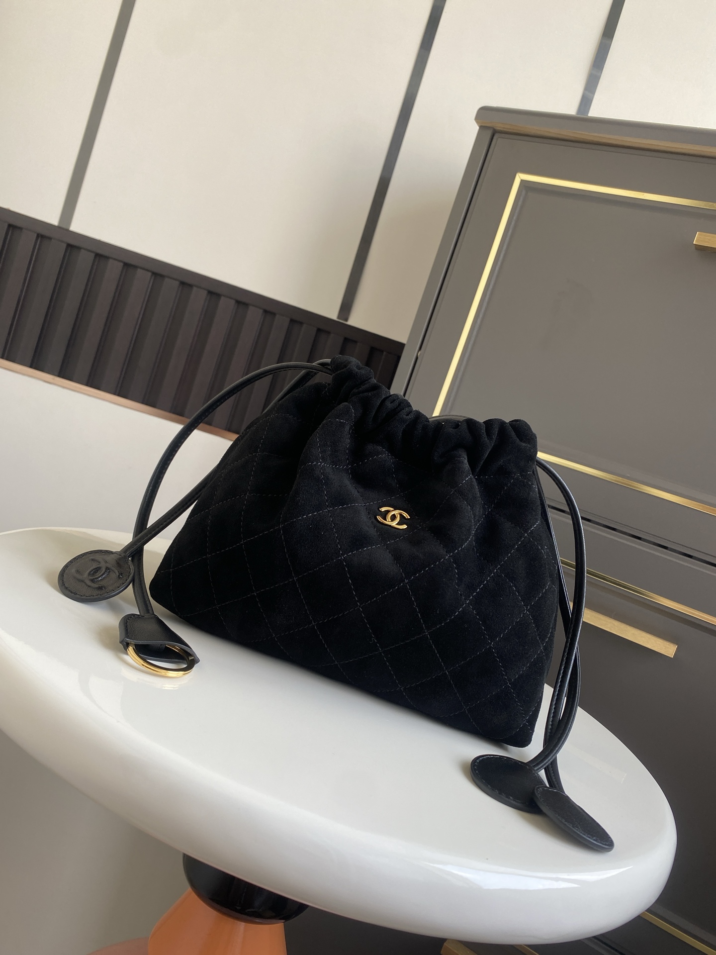 Quilted Suede Calfskin Drawstring Bag（Black） - Mocuir