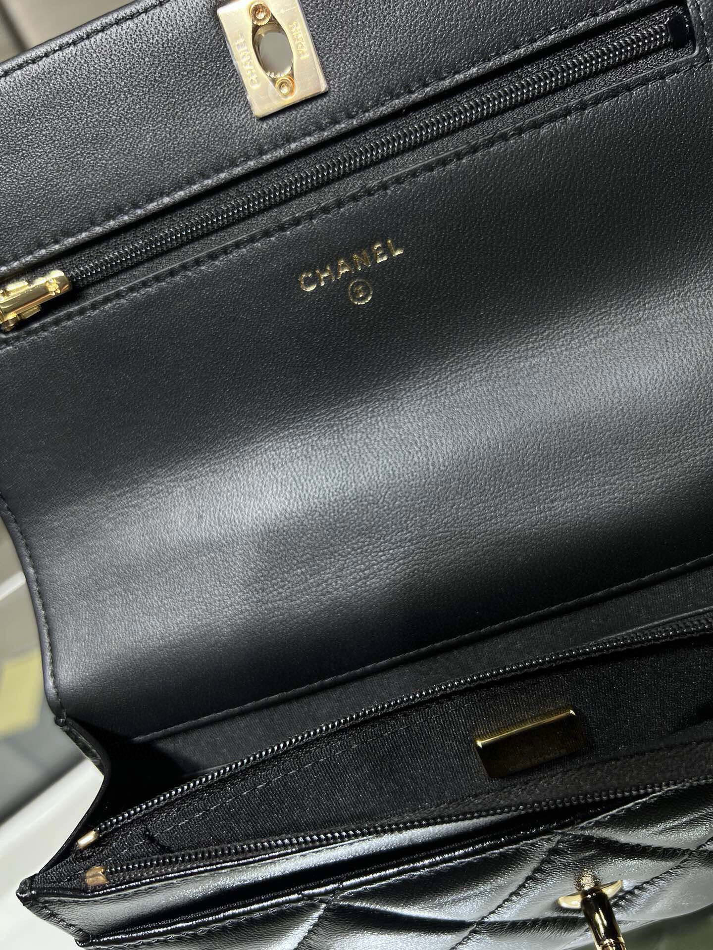 24B Wallet On Chain with Top Handle in Shiny Black Lambskin（Black） - Mocuir