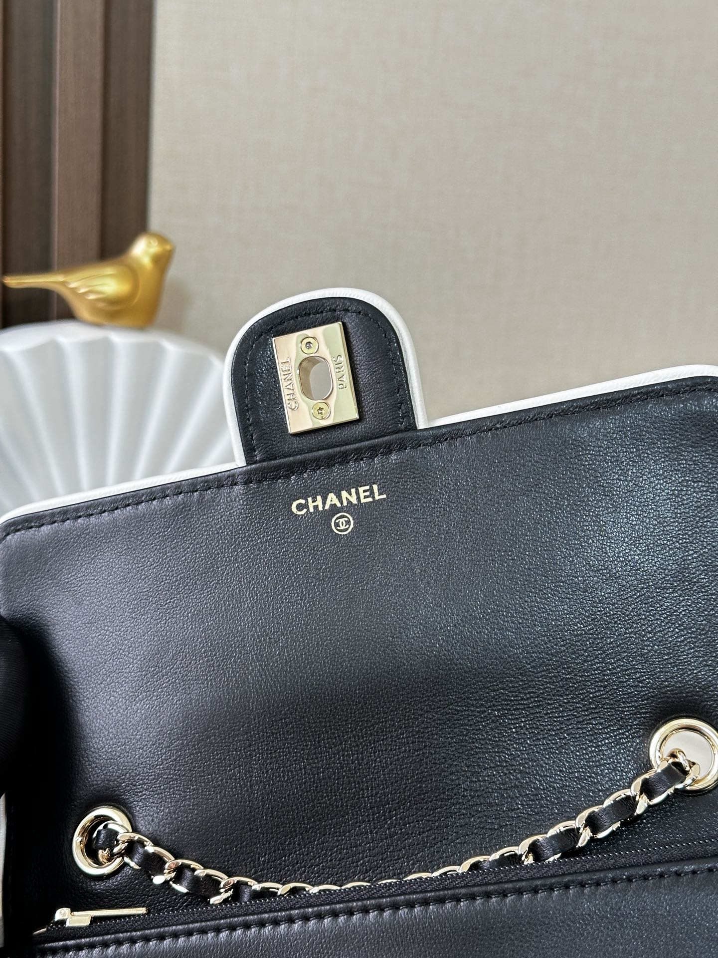 25P Mini Classic Flap with White Edge Piping - Mocuir