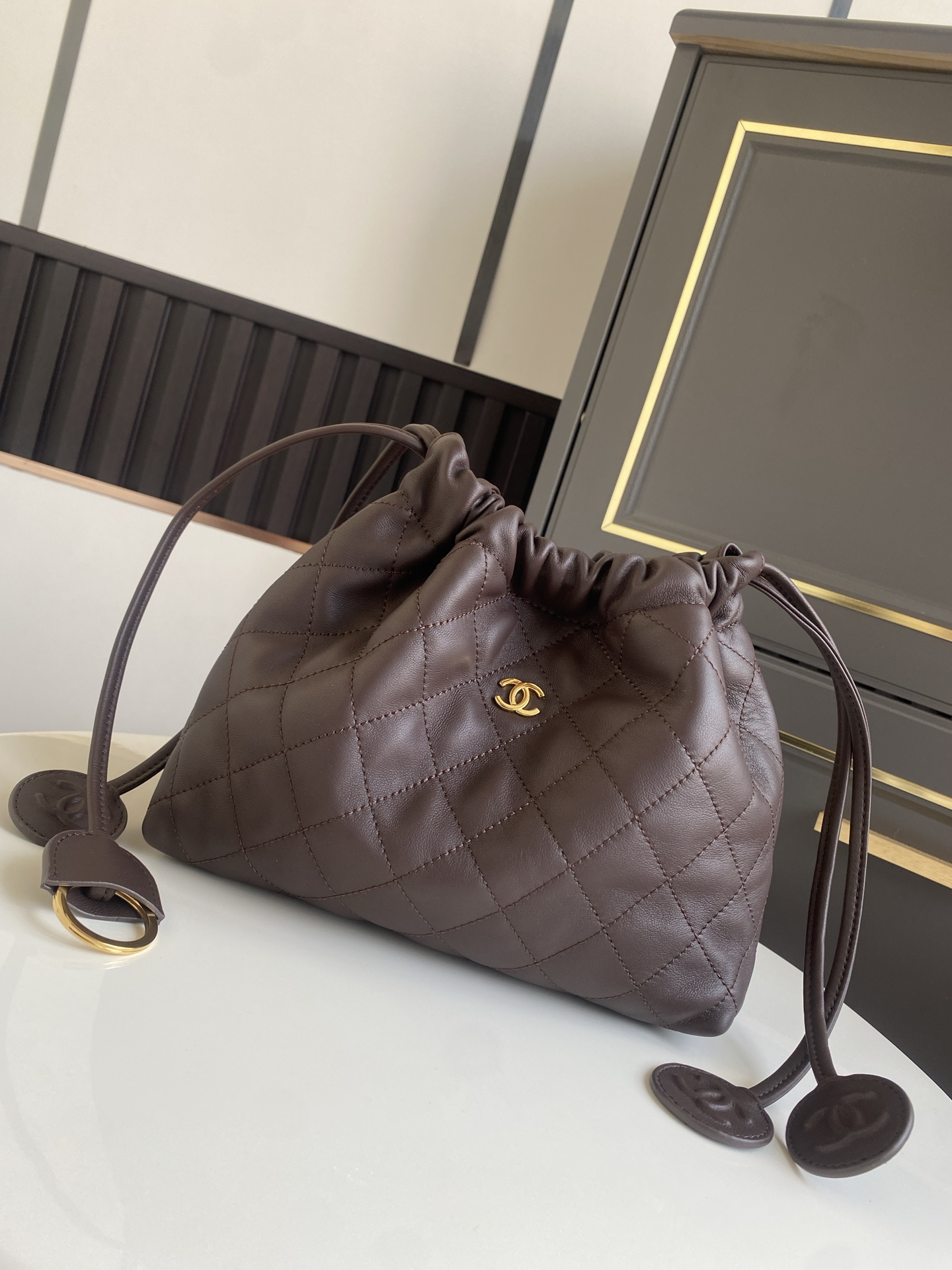Quilted Lambskin Drawstring Hobo Bag（Chocolate） - Mocuir