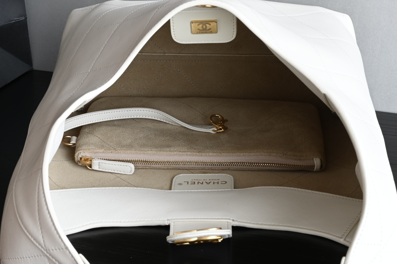 MAXI HOBO Bag in White Shiny Lambskin with Gold-Tone Hardware (Model AS5838) - Mocuir