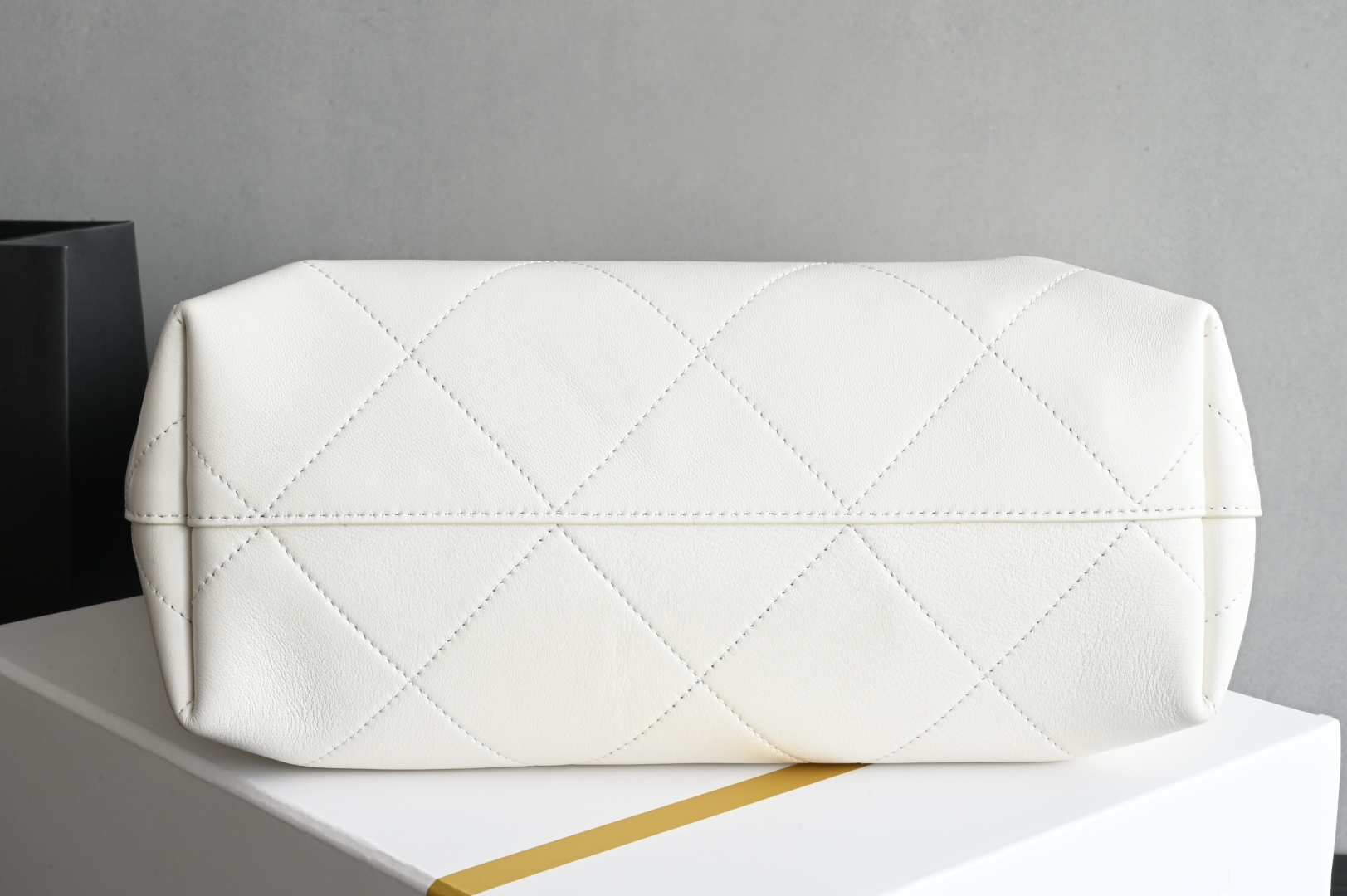 MAXI HOBO Bag in White Shiny Lambskin with Gold-Tone Hardware (Model AS5838) - Mocuir