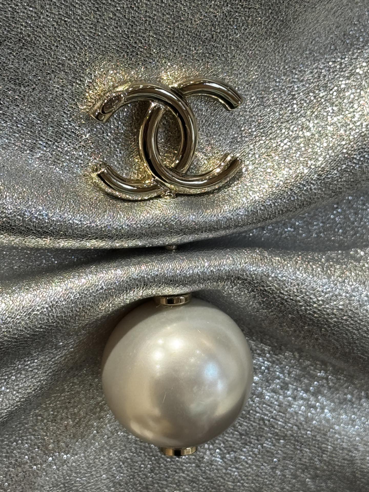 25S Spring-Summer Iridescent Lambskin Ruched Chain Shoulder Bag with Pearl & Gold Hardware (Model AS5130) - Mocuir