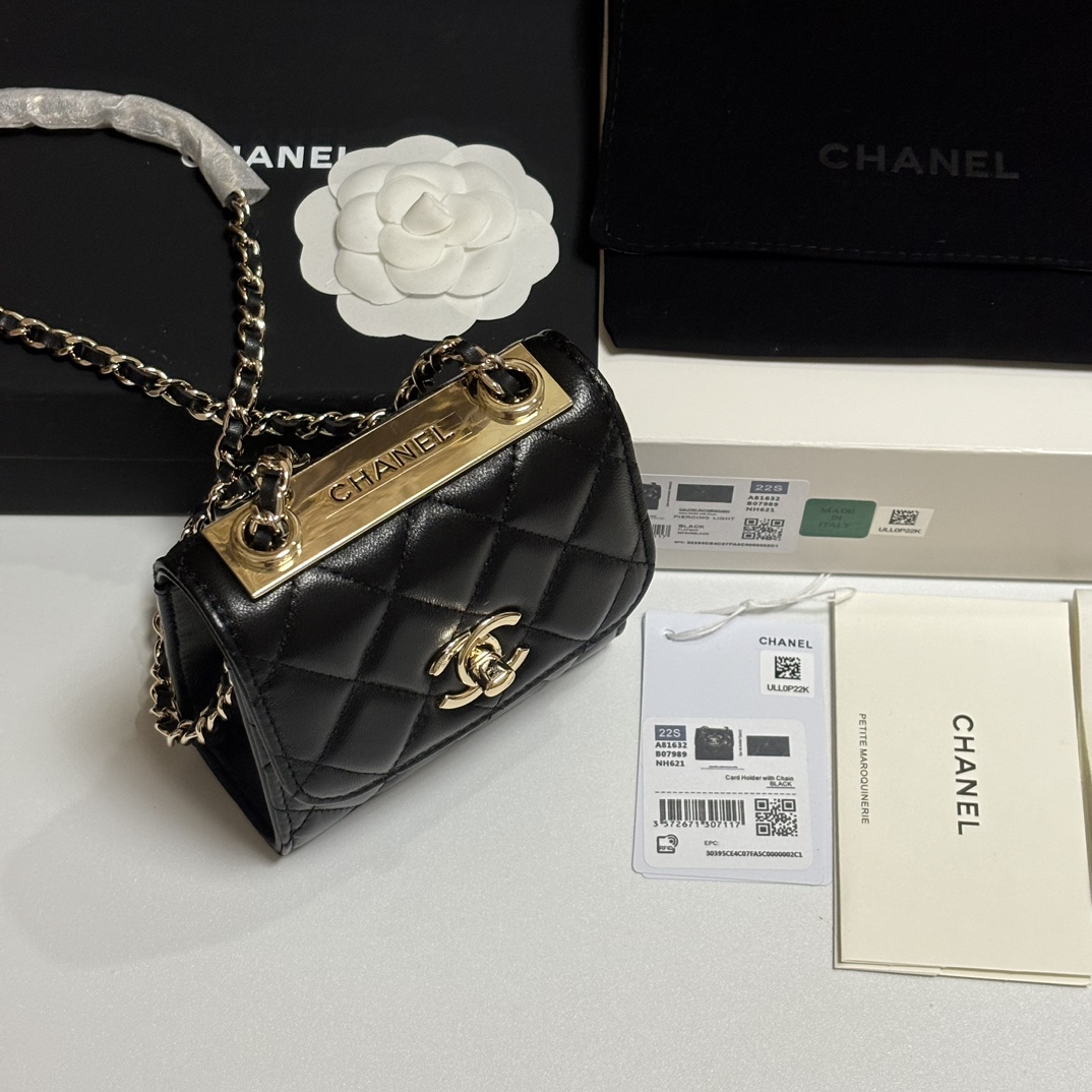 Trendy CC Mini Quilted Lambskin Shoulder Bag in Black (Gold Hardware) - Mocuir