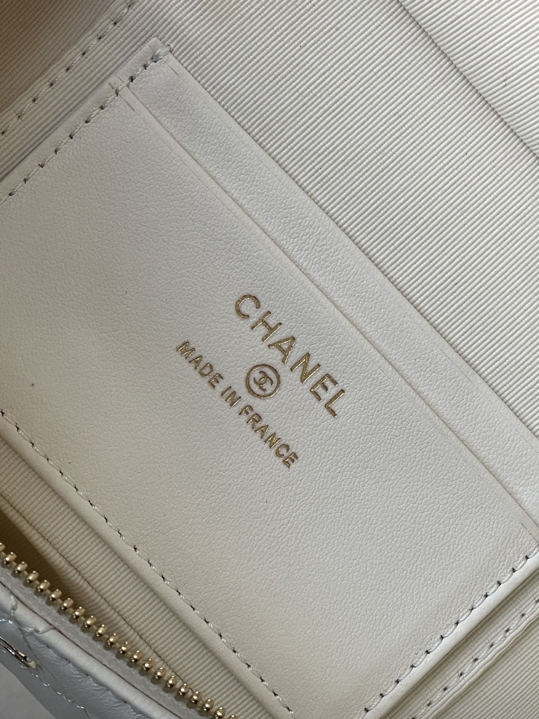 25C Classic Vanity Case with Chain（Milk gray） - Mocuir