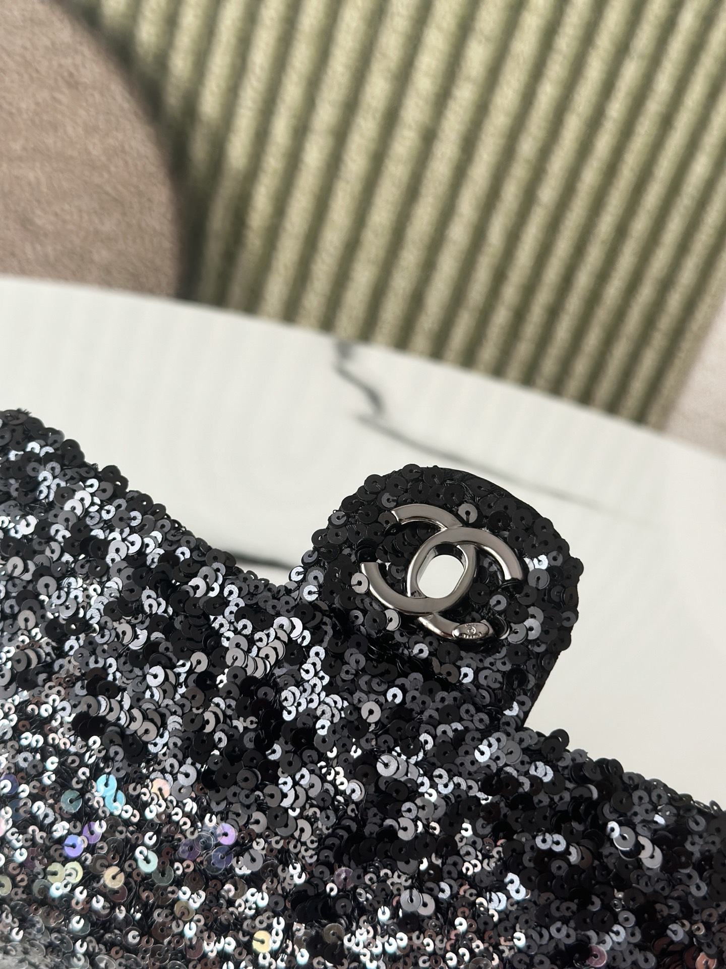 25C Iridescent Sequin Classic Flap - Mocuir