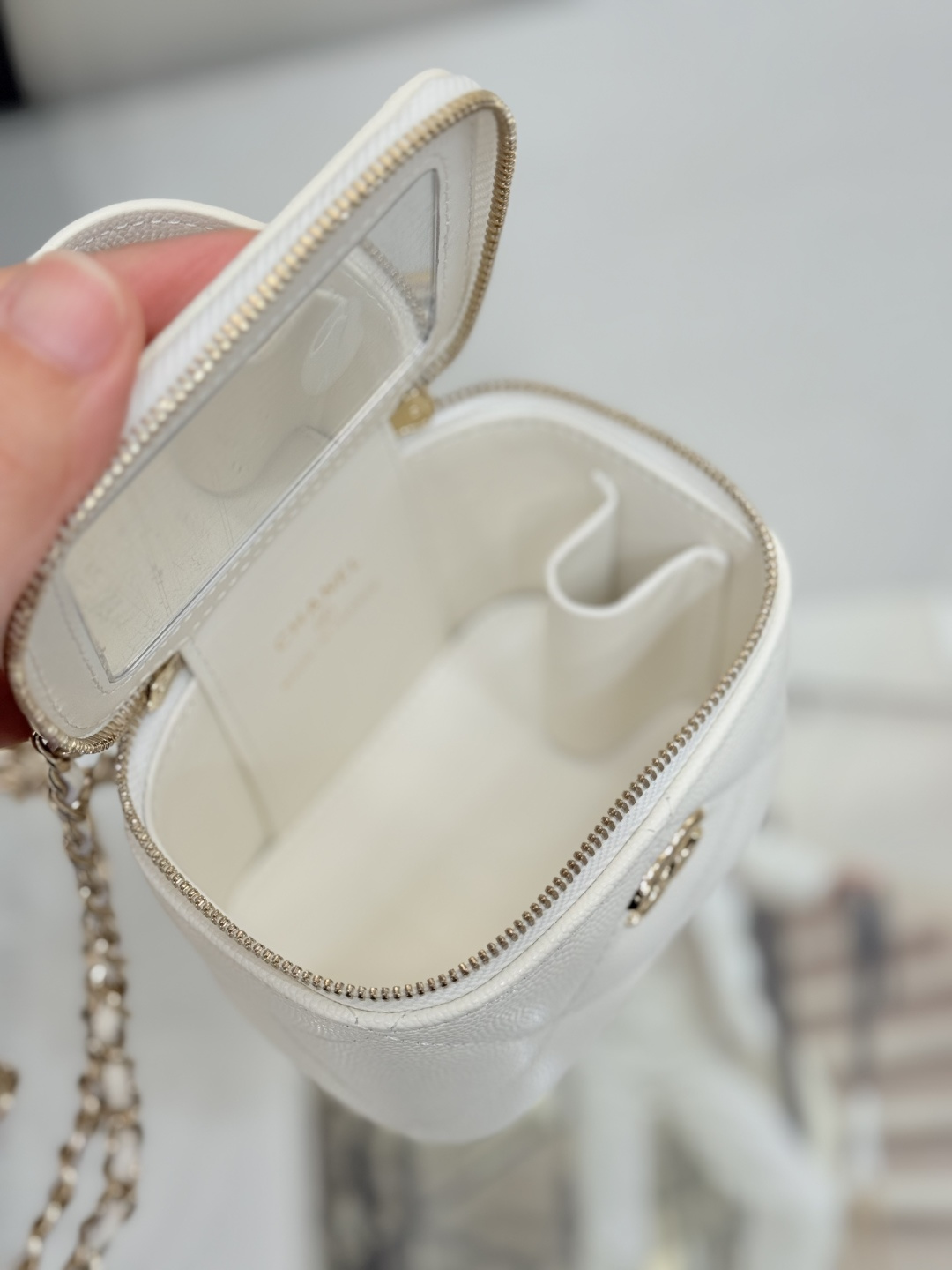 Mini Top Handle Vanity Case (AS5993) in White Quilted Grained Calfskin (Caviar) with Antique Gold-Tone Hardware - Mocuir