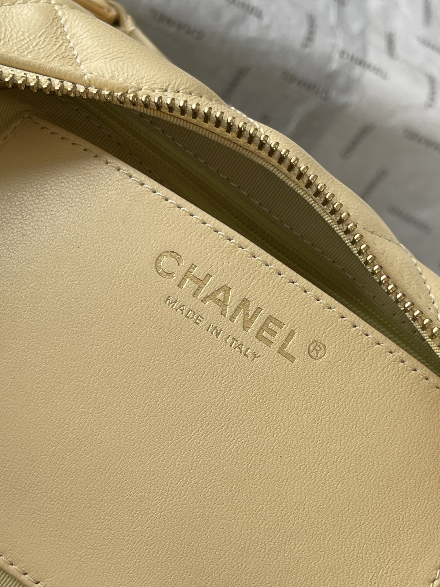 25C Multi-Pocket Hobo Bag in Cream Yellow Quilted Lambskin with Gold-Tone Hardware - Mocuir