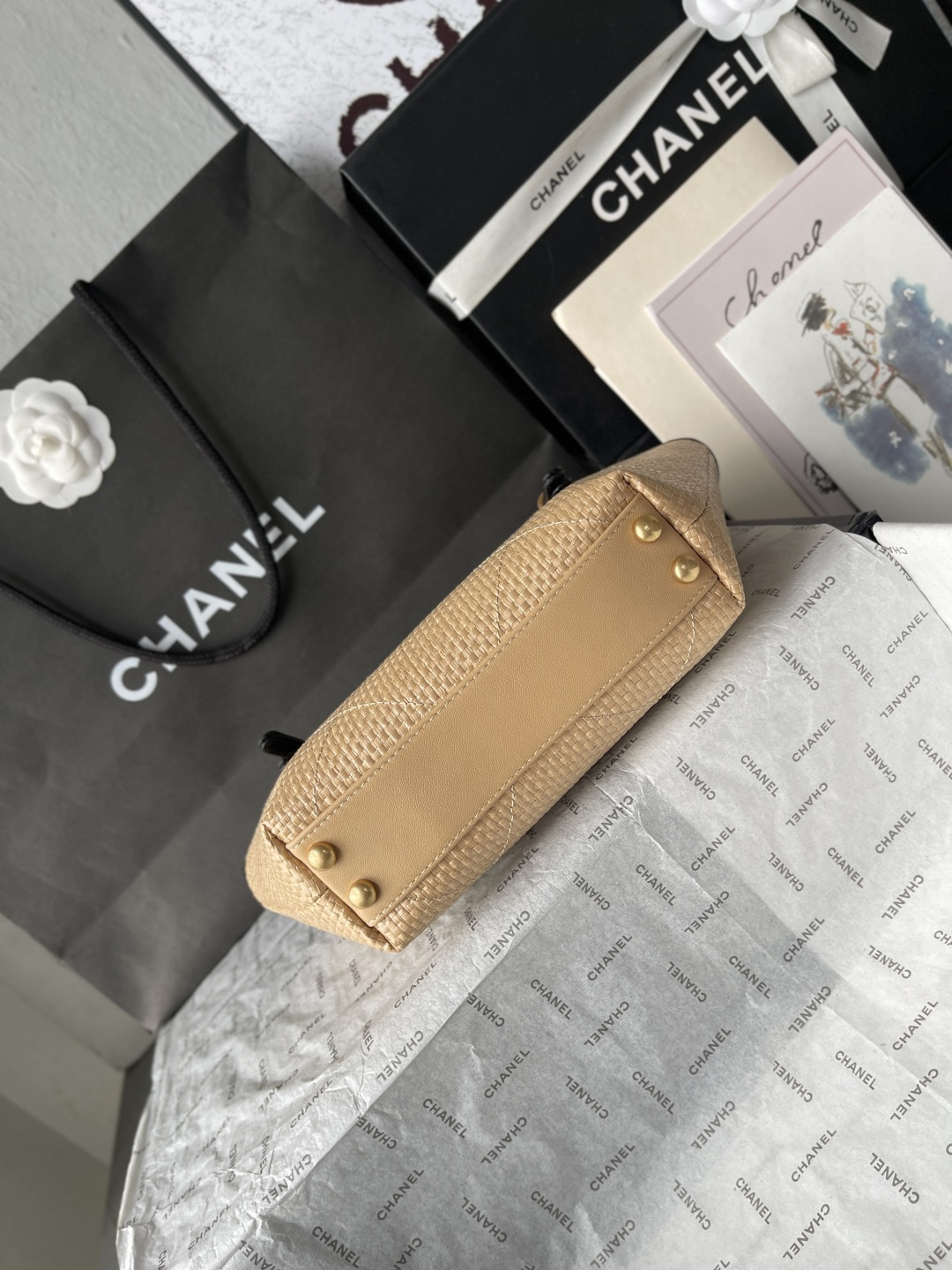 25C Beige Woven Straw Small Tote Handbag with Black Calfskin Trim and Gold-Tone Hardware - Mocuir