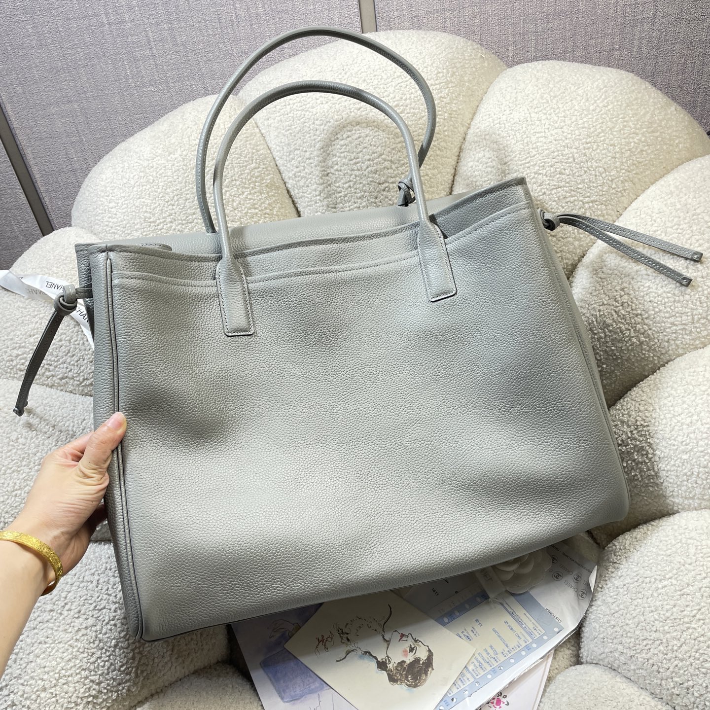 26S Cruise Large Tote Handbag in Light Grey Caviar Leather with Gold-Tone Hardware - Mocuir