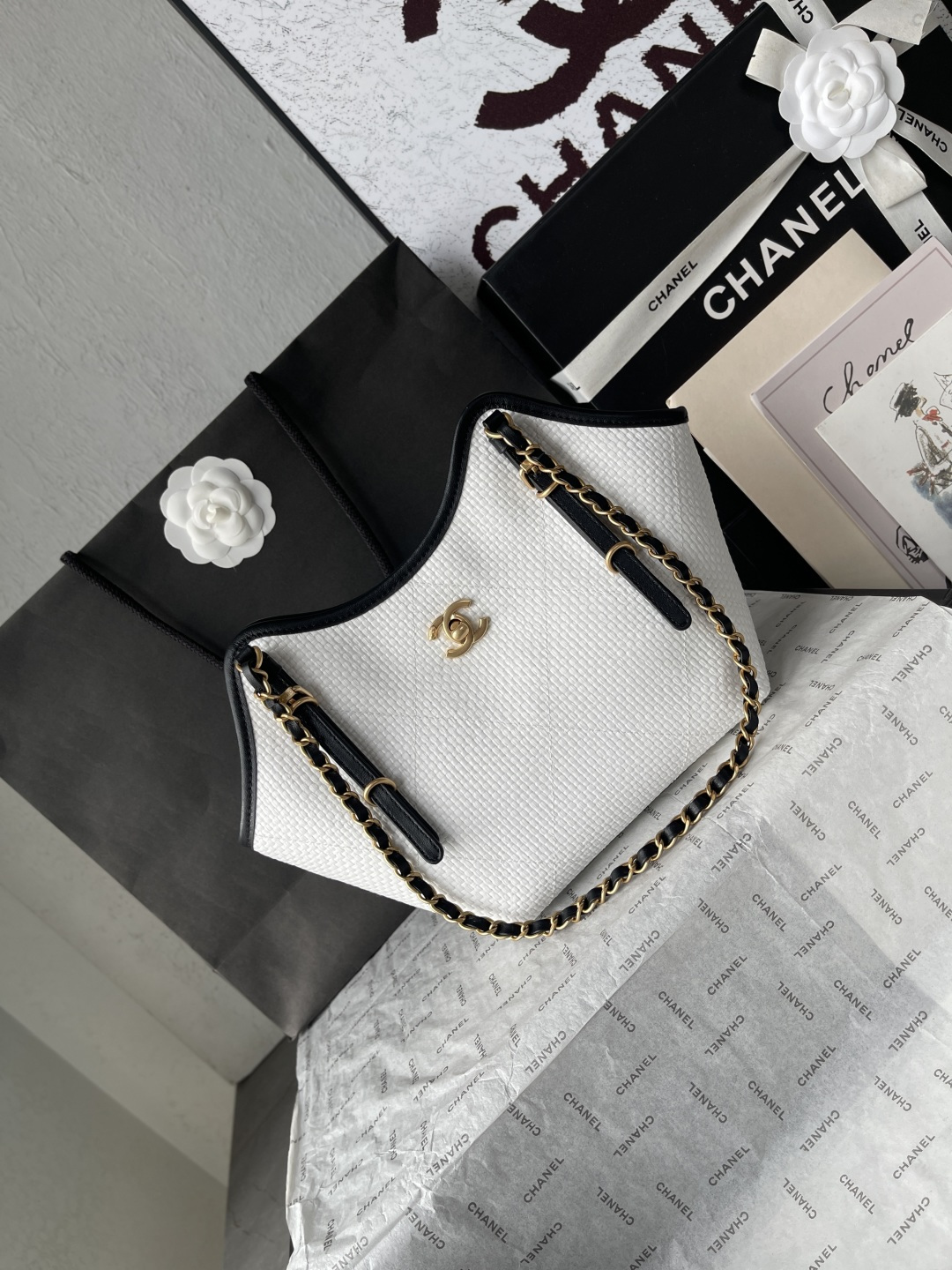 25C White Woven Straw Small Tote Handbag with Black Calfskin Trim and Gold-Tone Hardware - Mocuir