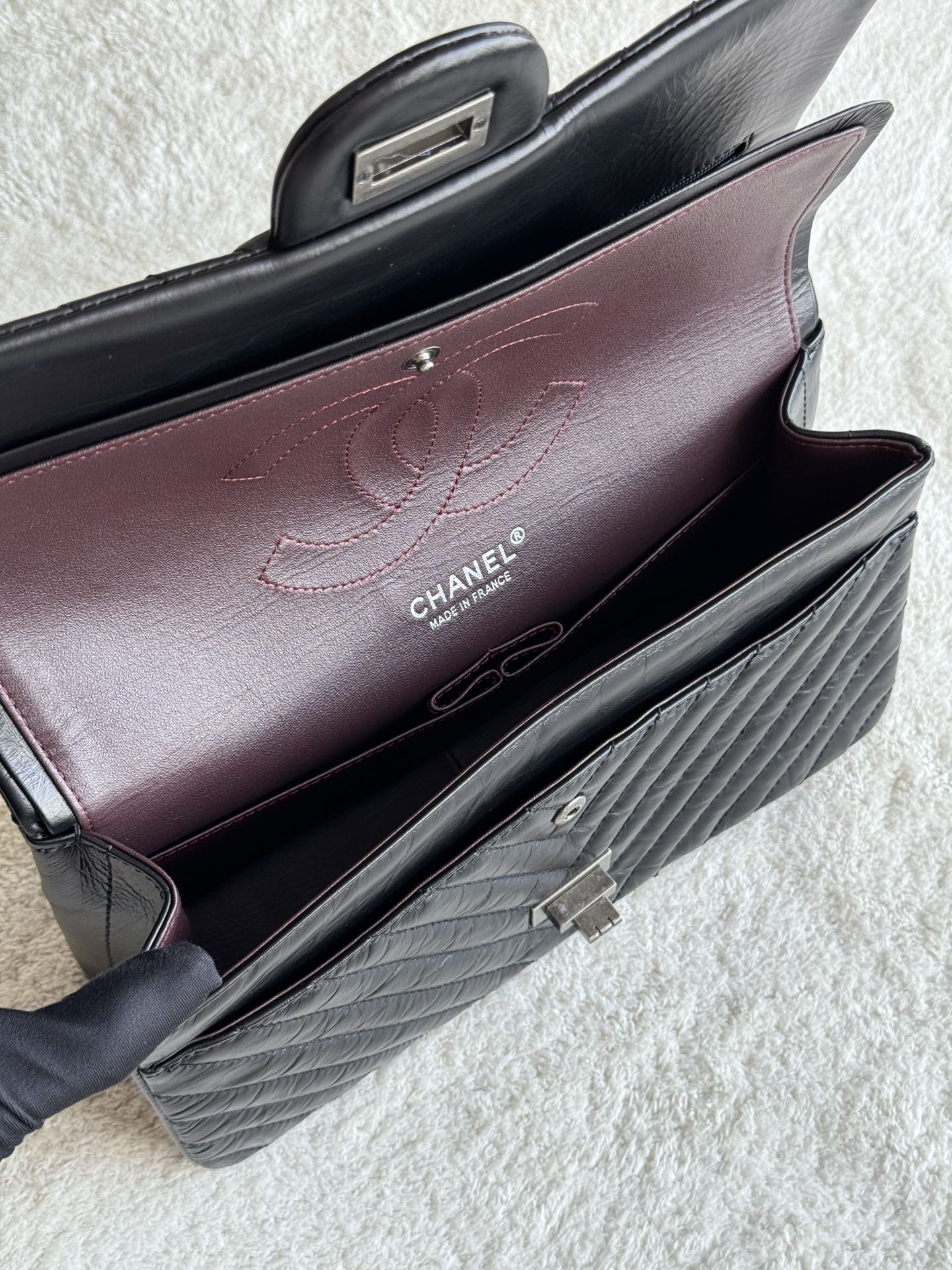 2.55 Reissue 227 Jumbo Flap Bag in Black Aged Calfskin with Chevron Quilting and Ruthenium-Finish Hardware - Mocuir