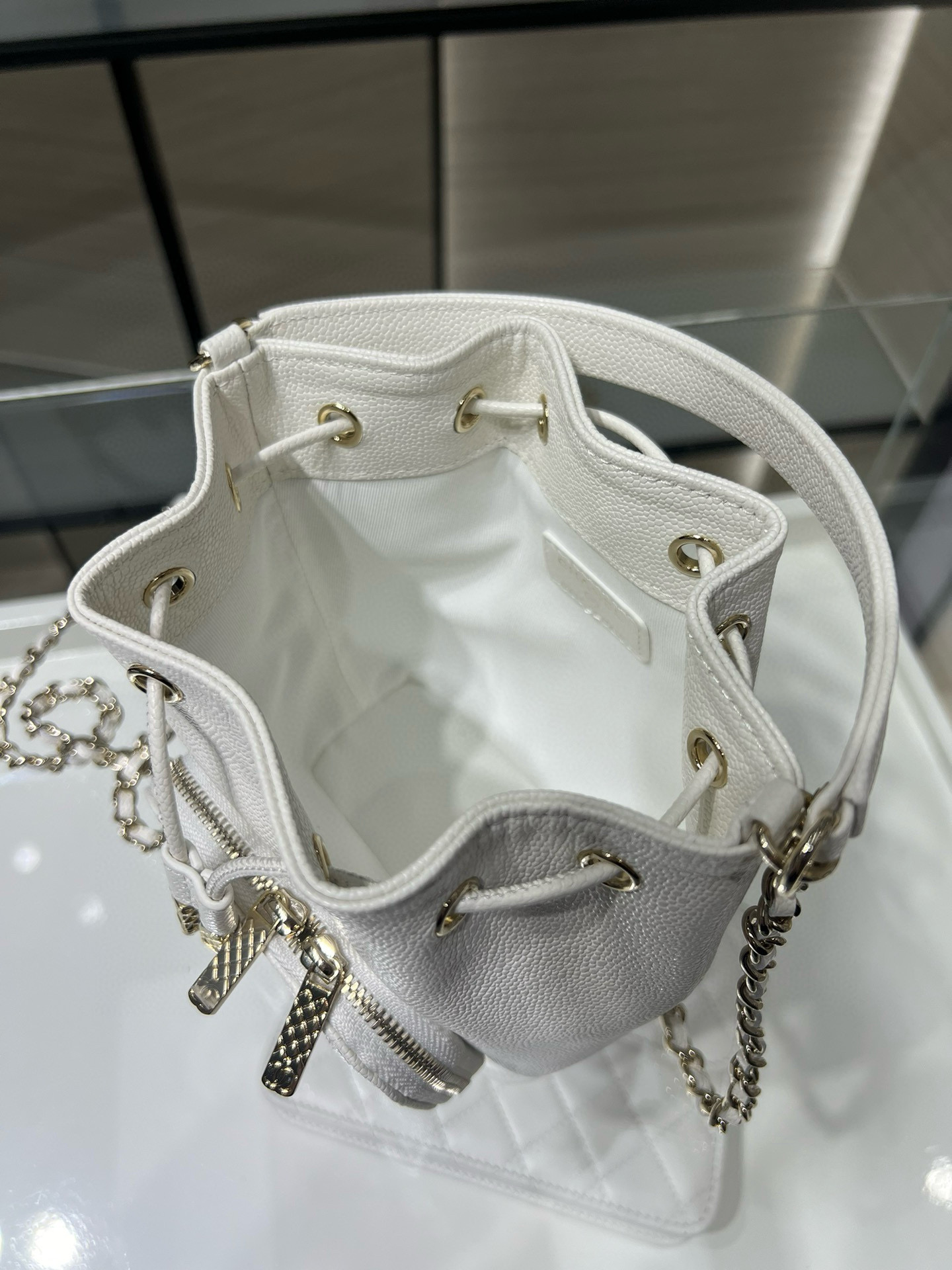 Small Drawstring Bucket Bag in White Quilted Grained Calfskin with Gold-Tone Metal (Model AP4775) - Mocuir