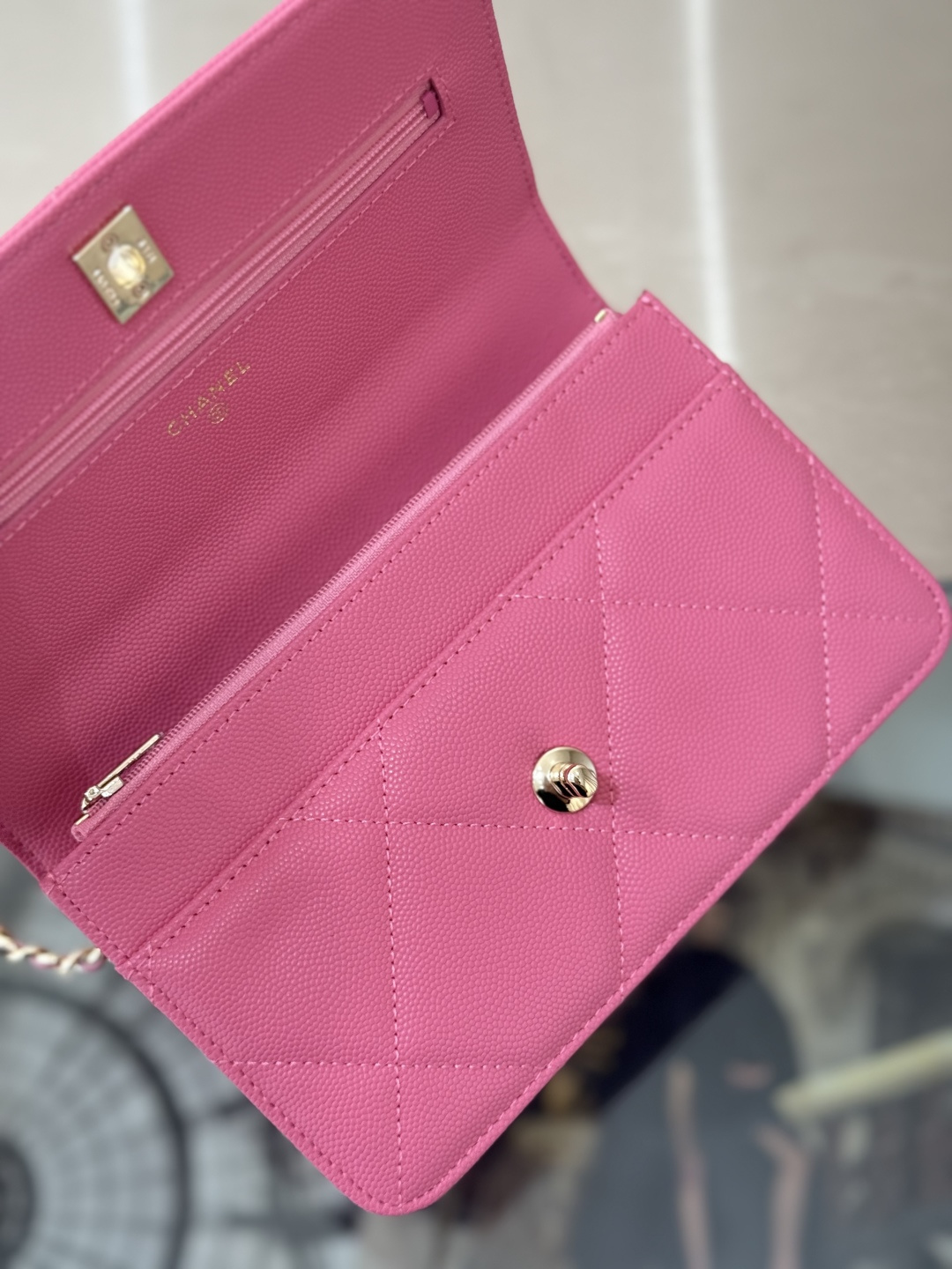 Wallet on Chain with Top Handle (AP3984) in Pink Caviar Leather with Gold-Tone Hardware, 25C Cruise Collection - Mocuir