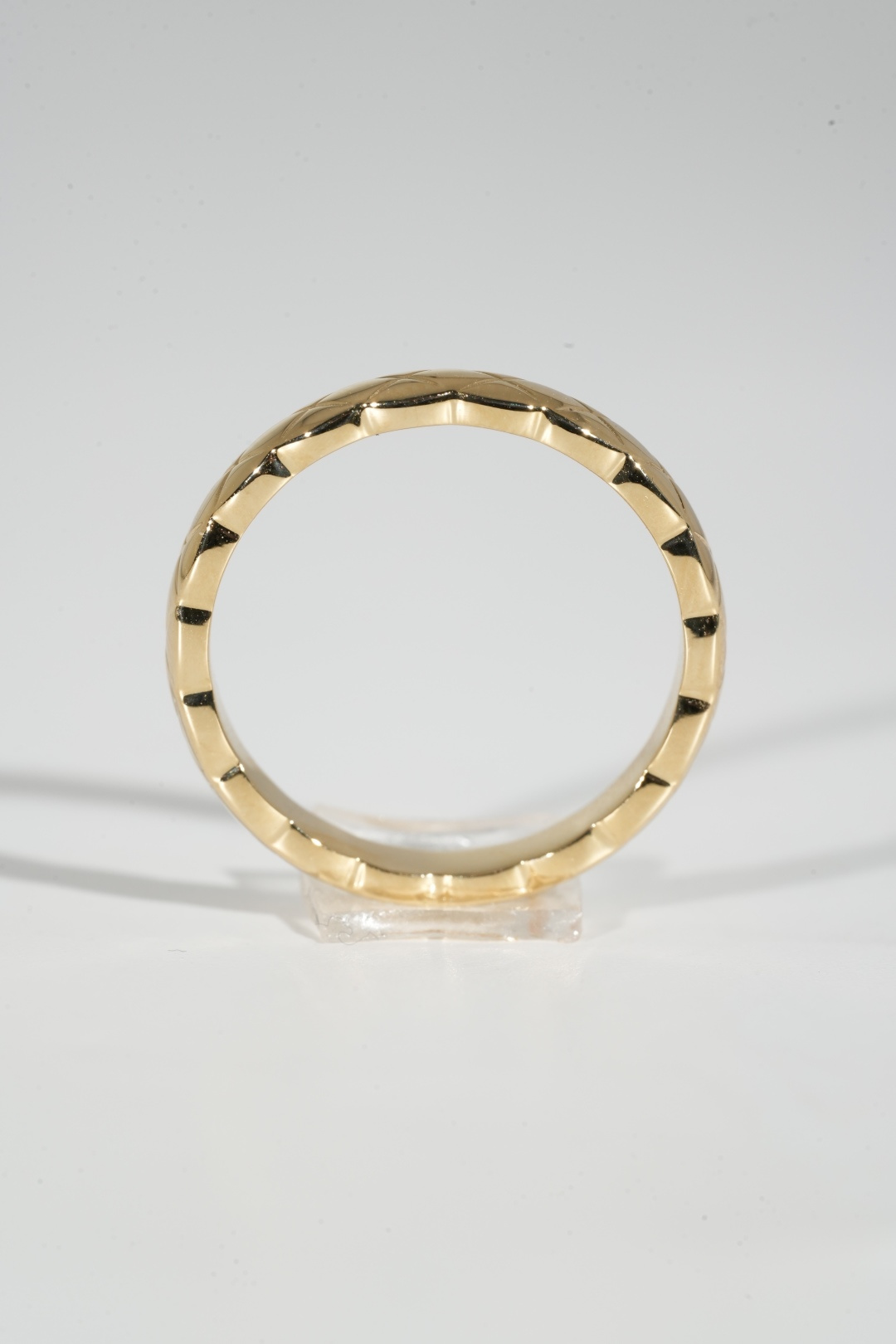 Diamond-patterned gold ring