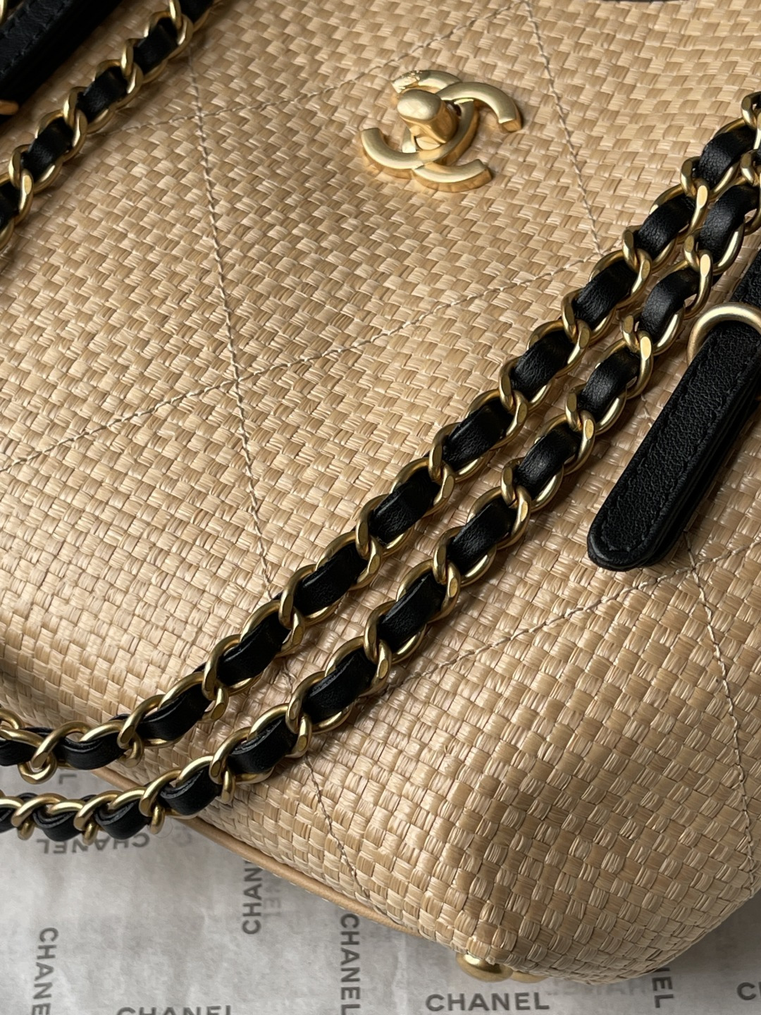 25C Beige Woven Straw Small Tote Handbag with Black Calfskin Trim and Gold-Tone Hardware - Mocuir