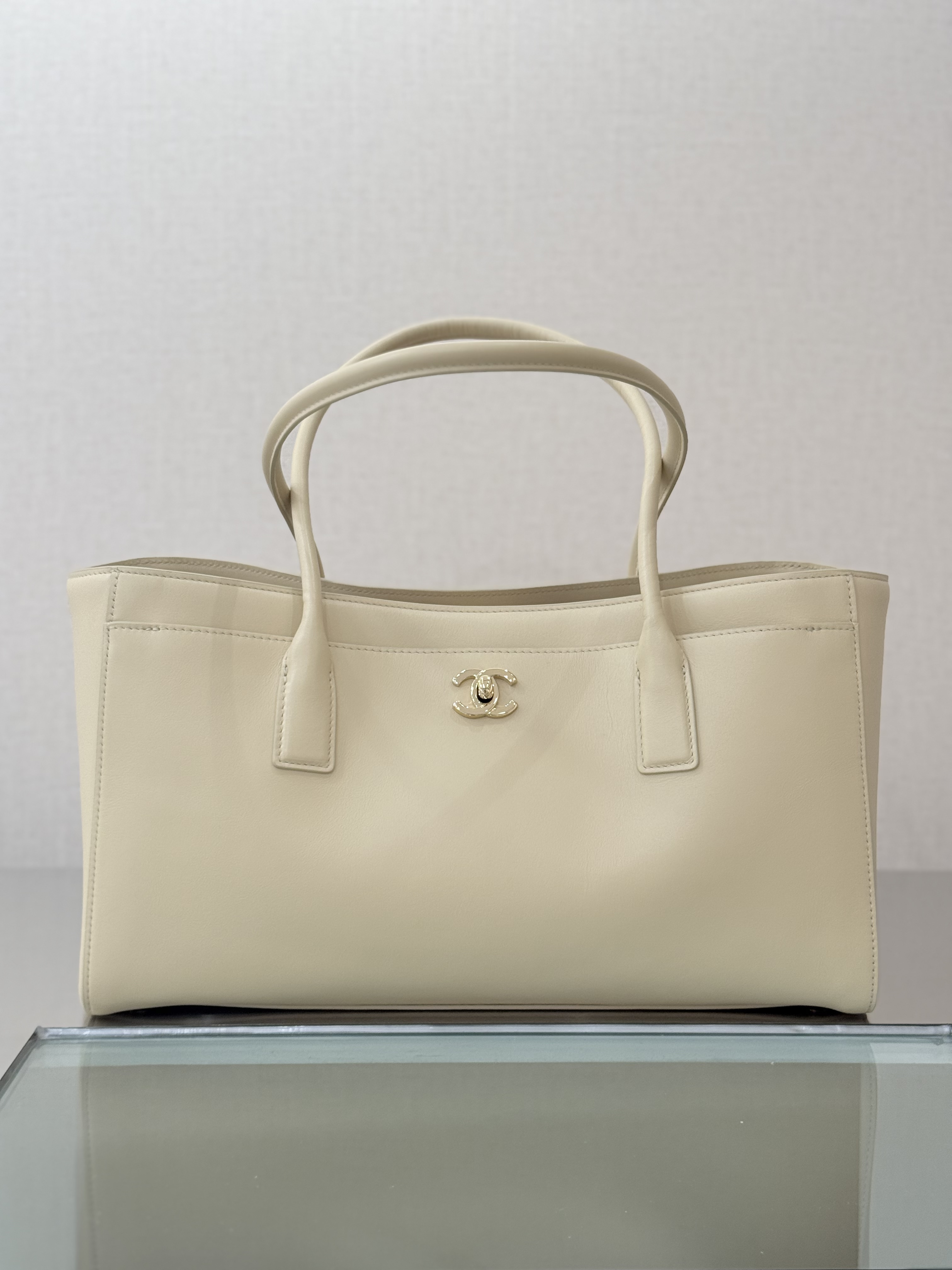 26S Beige Smooth Calfskin Cerf Executive Shopper Tote Bag with Gold Hardware - Mocuir