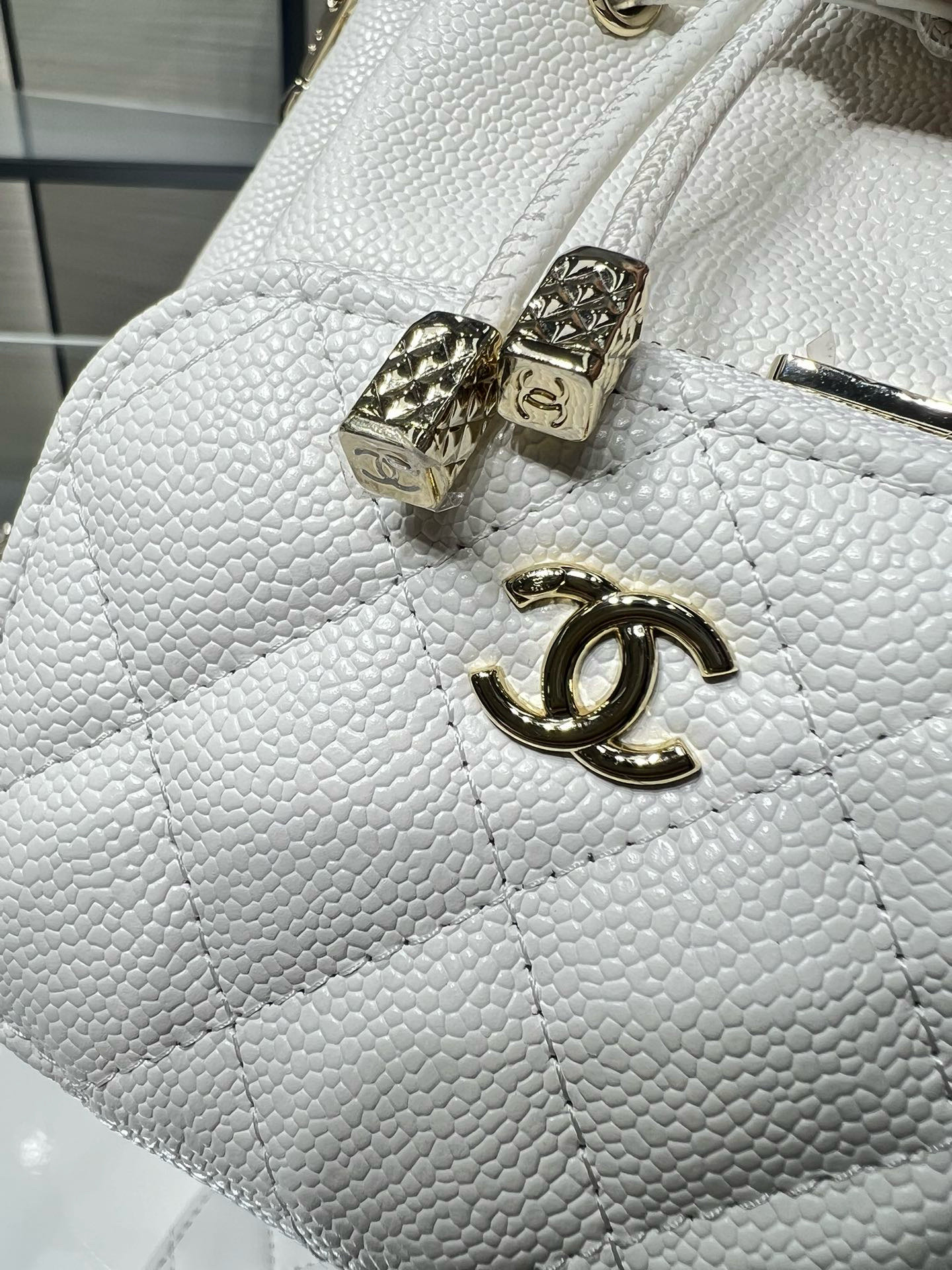 Small Drawstring Bucket Bag in White Quilted Grained Calfskin with Gold-Tone Metal (Model AP4775) - Mocuir