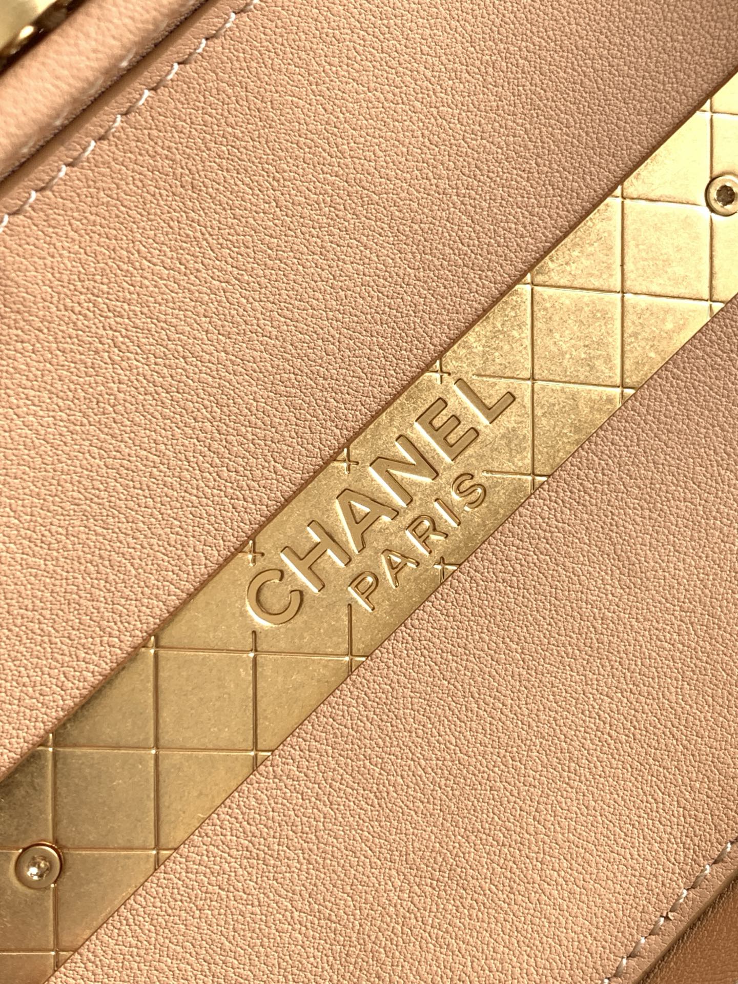 Wicker Vanity Case with Chain (AS4680) in Natural Wicker & Calfskin with Gold-Tone Hardware, 26C Cruise Collection - Mocuir