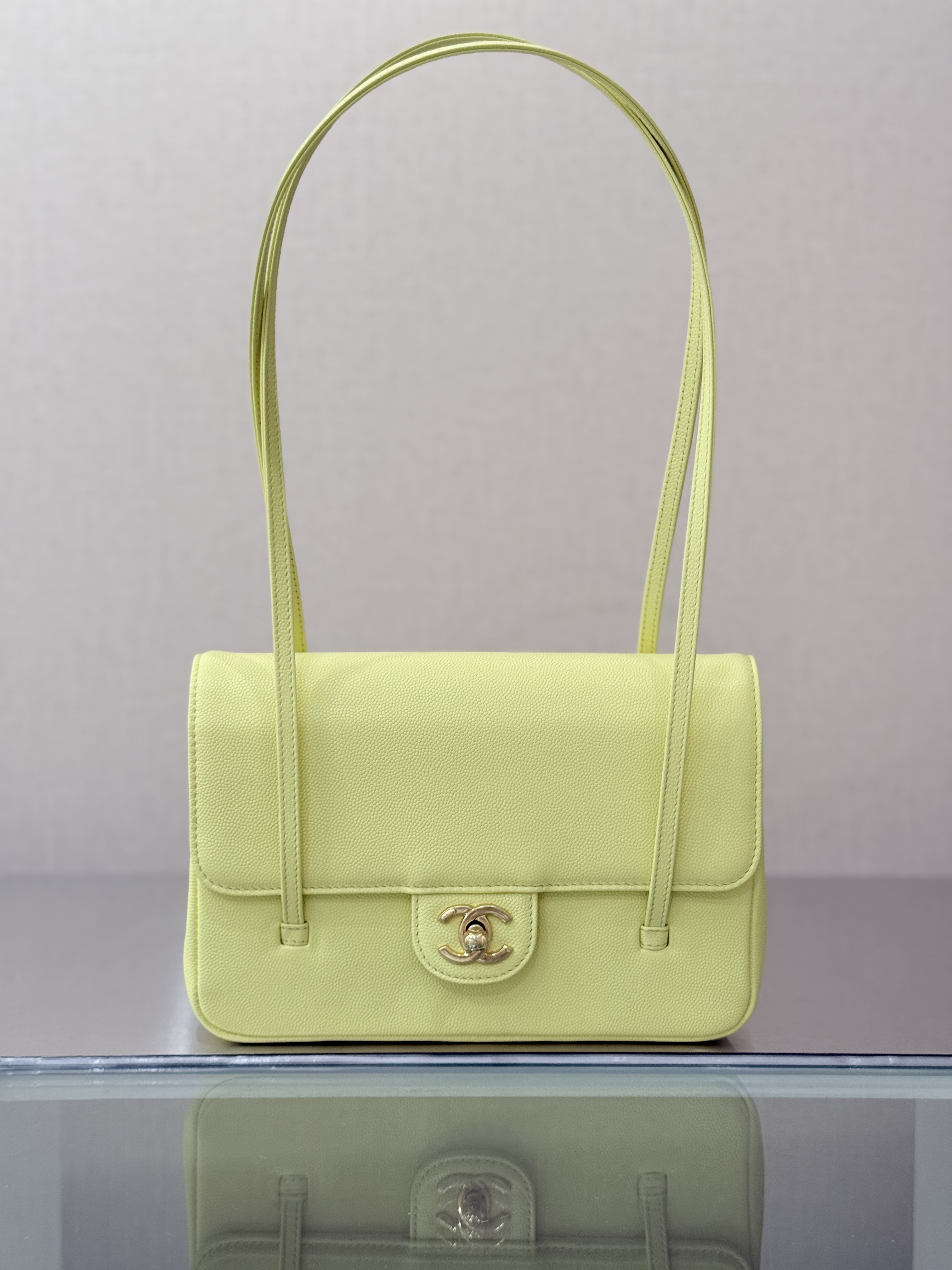 Vintage Caviar Leather Shoulder Flap Bag in Light Yellow Caviar Leather with Gold-Tone Hardware - Mocuir