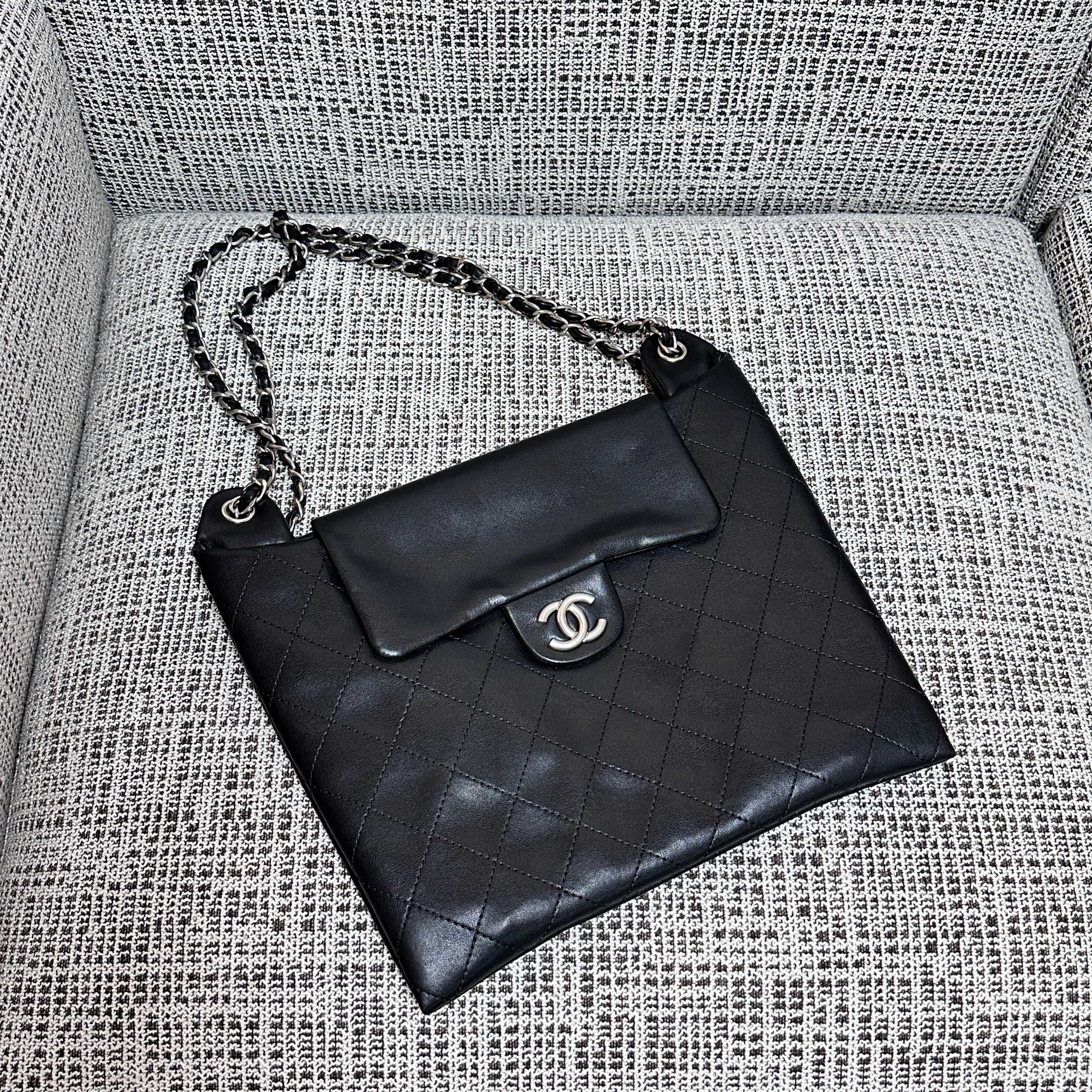 Vintage Black Quilted Lambskin Hobo Shoulder Bag with Silver-Tone CC Turn-Lock & Chain Strap - Mocuir