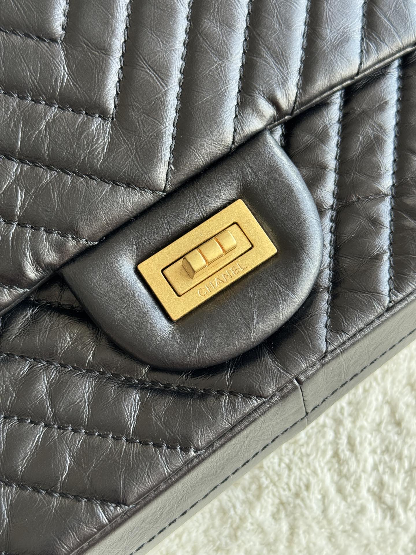 2.55 Reissue 227 Jumbo Flap Bag in Black Aged Calfskin with Chevron Quilting and Gold-Tone Hardware - Mocuir