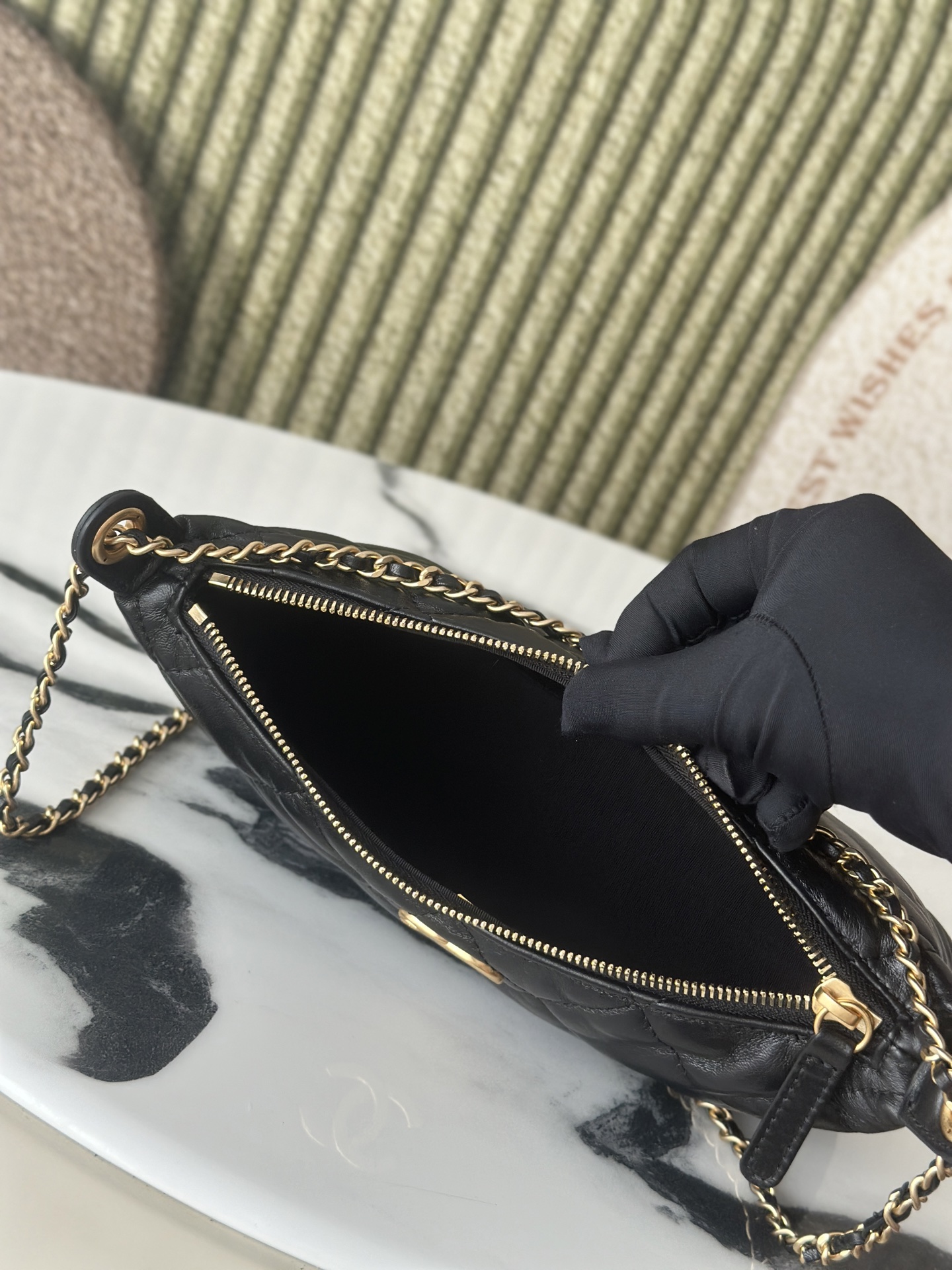 25S Black Shiny Lambskin Quilted Hobo Shoulder Bag with Gold-Tone Hardware - Mocuir