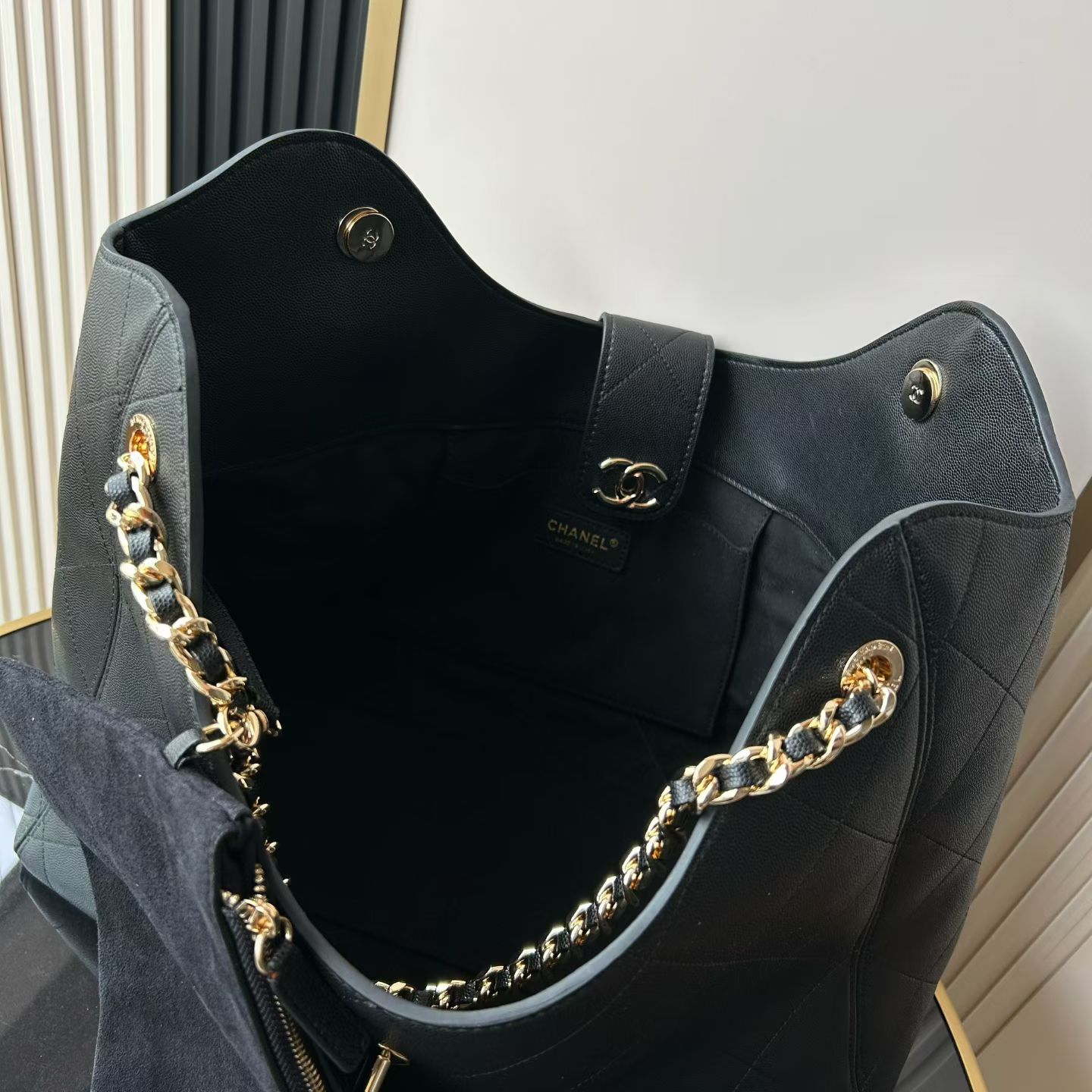 25K Black Quilted Caviar Leather Tote Handbag with Gold-Tone Hardware - Mocuir