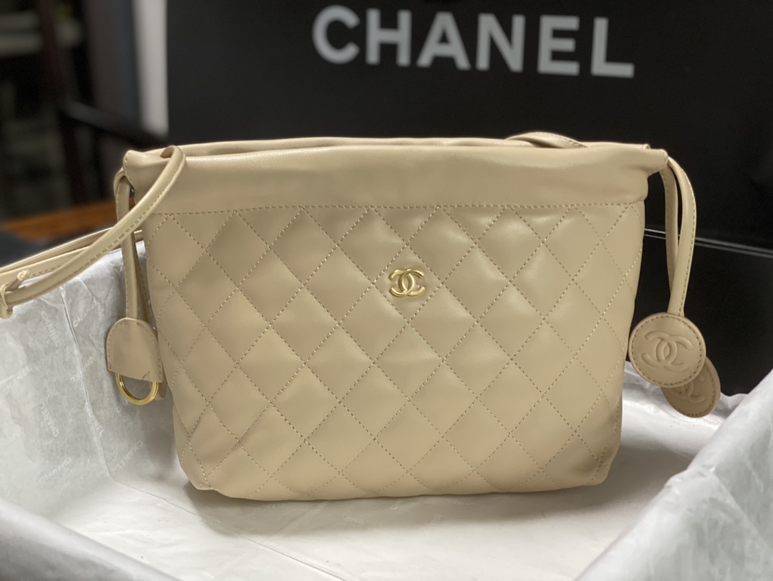 26C Beige Quilted Lambskin Drawstring Bucket Bag with Gold Hardware - Mocuir