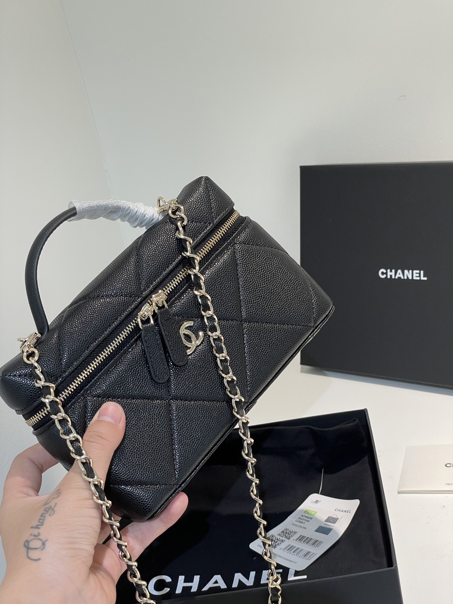 Black Quilted Caviar Calfskin Vanity Case with Top Handle and Gold-Tone Chain Strap - Mocuir