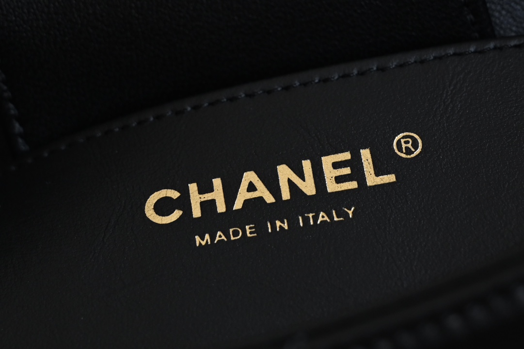 24K Hobo Shoulder Bag in Black Quilted Lambskin with Gold-Tone Hardware (Model AS4612) - Mocuir