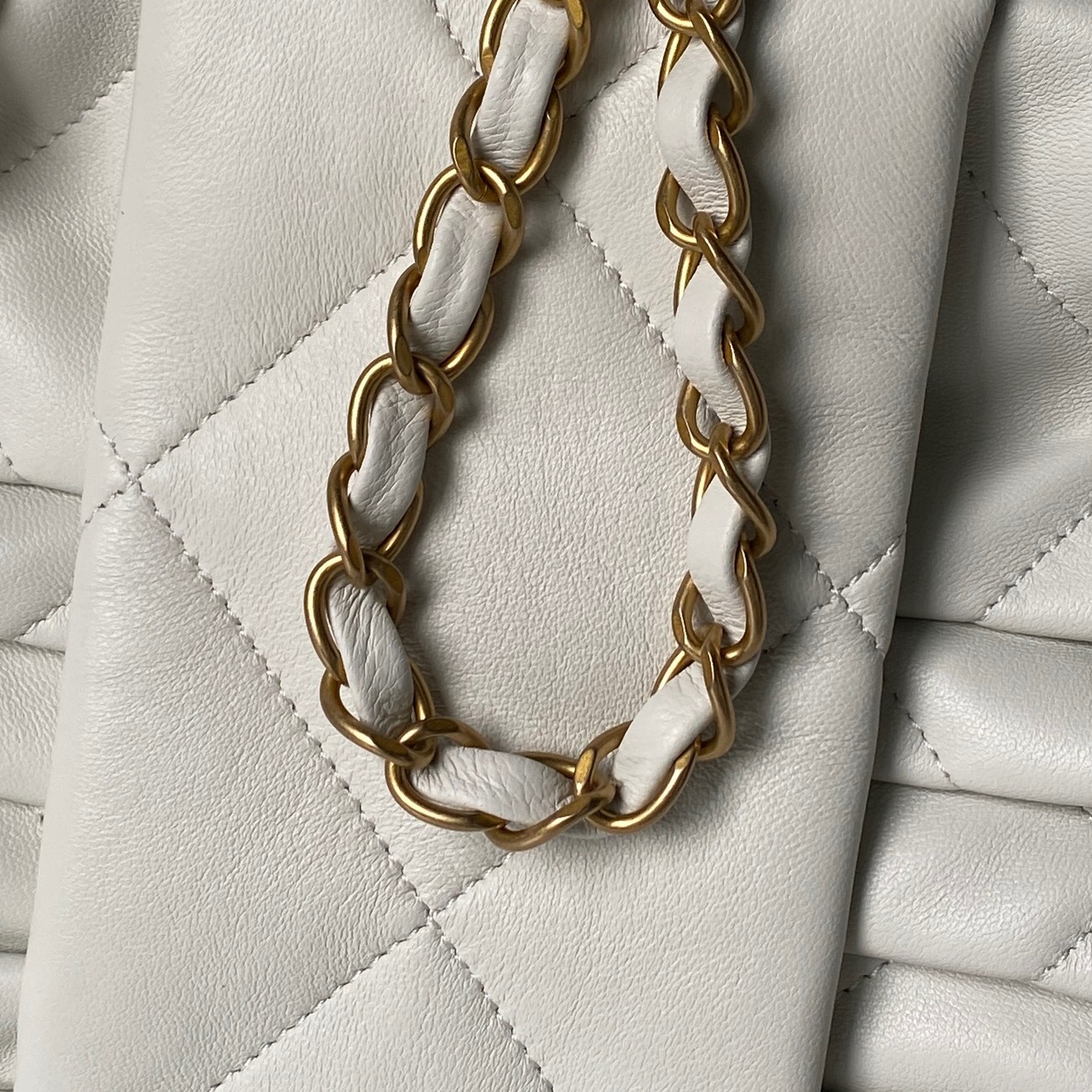 25K Large Hobo Bag (AS5846) in White Quilted Shiny Lambskin with Light Gold-Tone Hardware - Mocuir