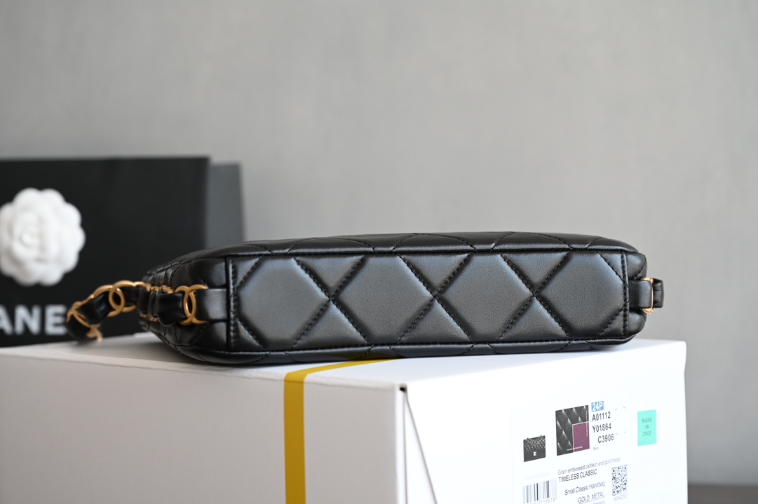 24K Hobo Shoulder Bag in Black Quilted Lambskin with Gold-Tone Hardware (Model AS4612) - Mocuir