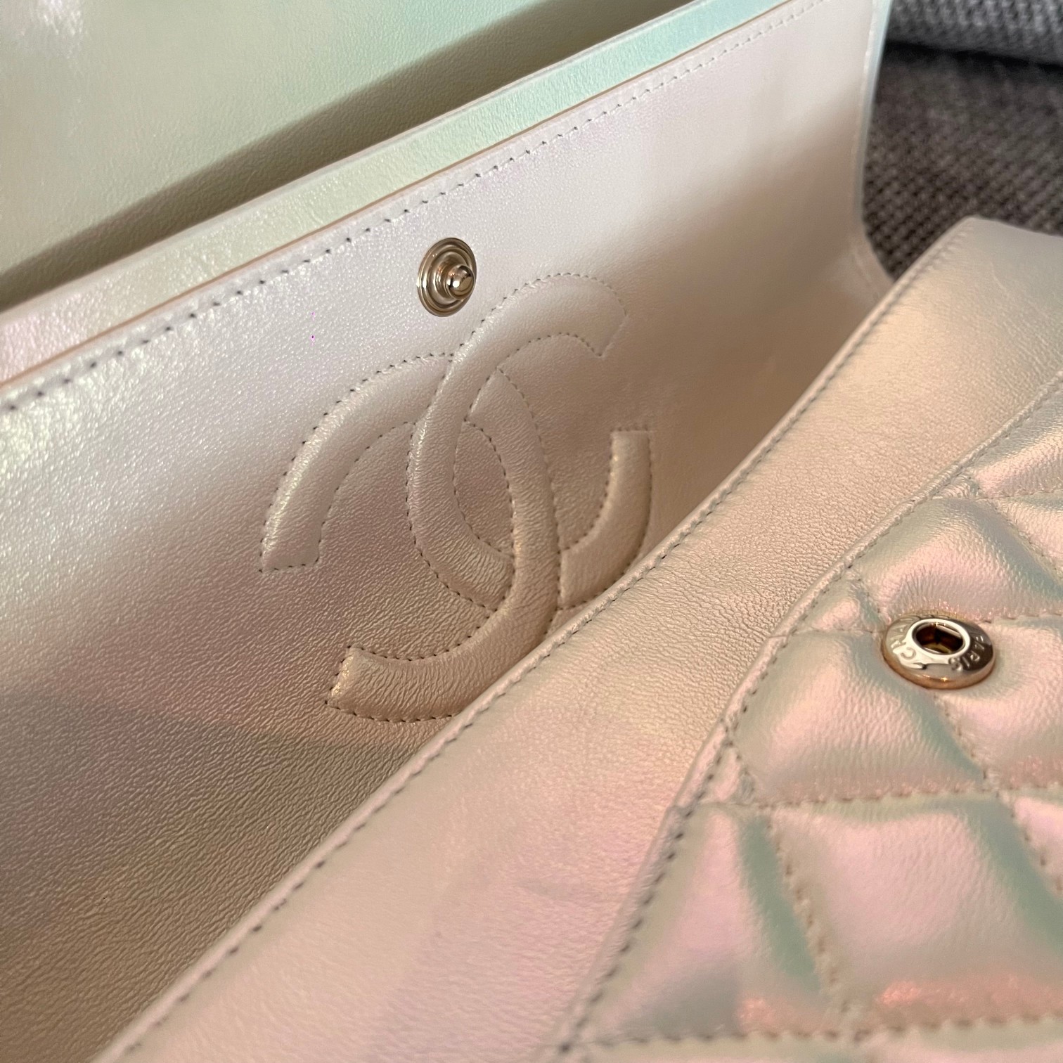Classic Flap Bag（Pearl white/Gold logo） - Mocuir