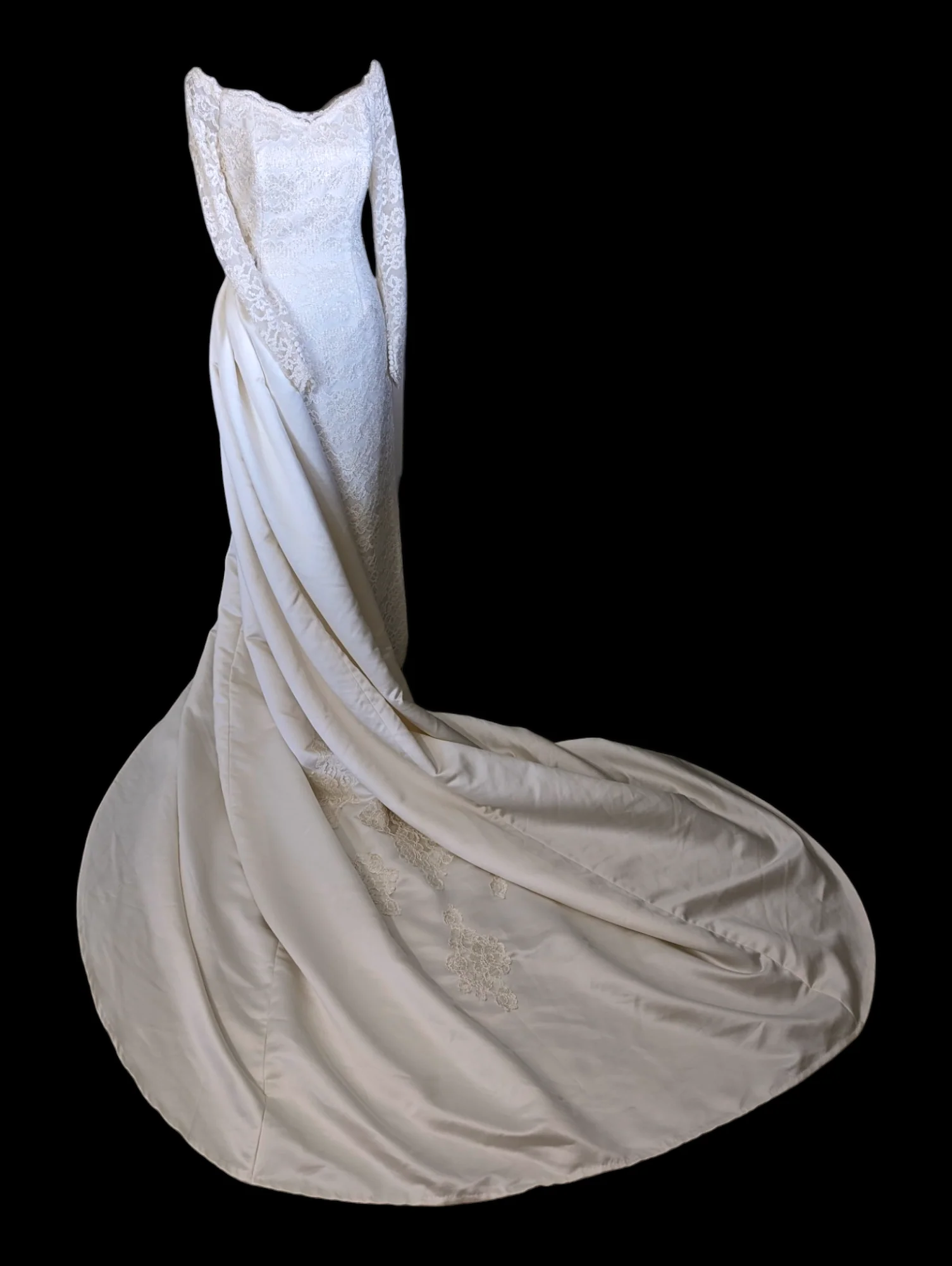 1990s Stunning Off the Shoulder Long Sleeve Lace Wedding Dress with Detachable Train