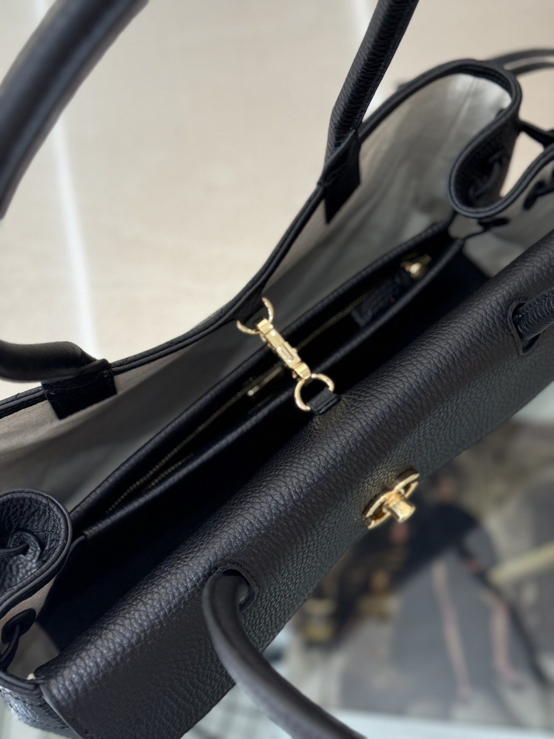 26P Cruise Preppy Coco Bowling Bag in Black Caviar Leather with Gold-Tone Hardware - Mocuir