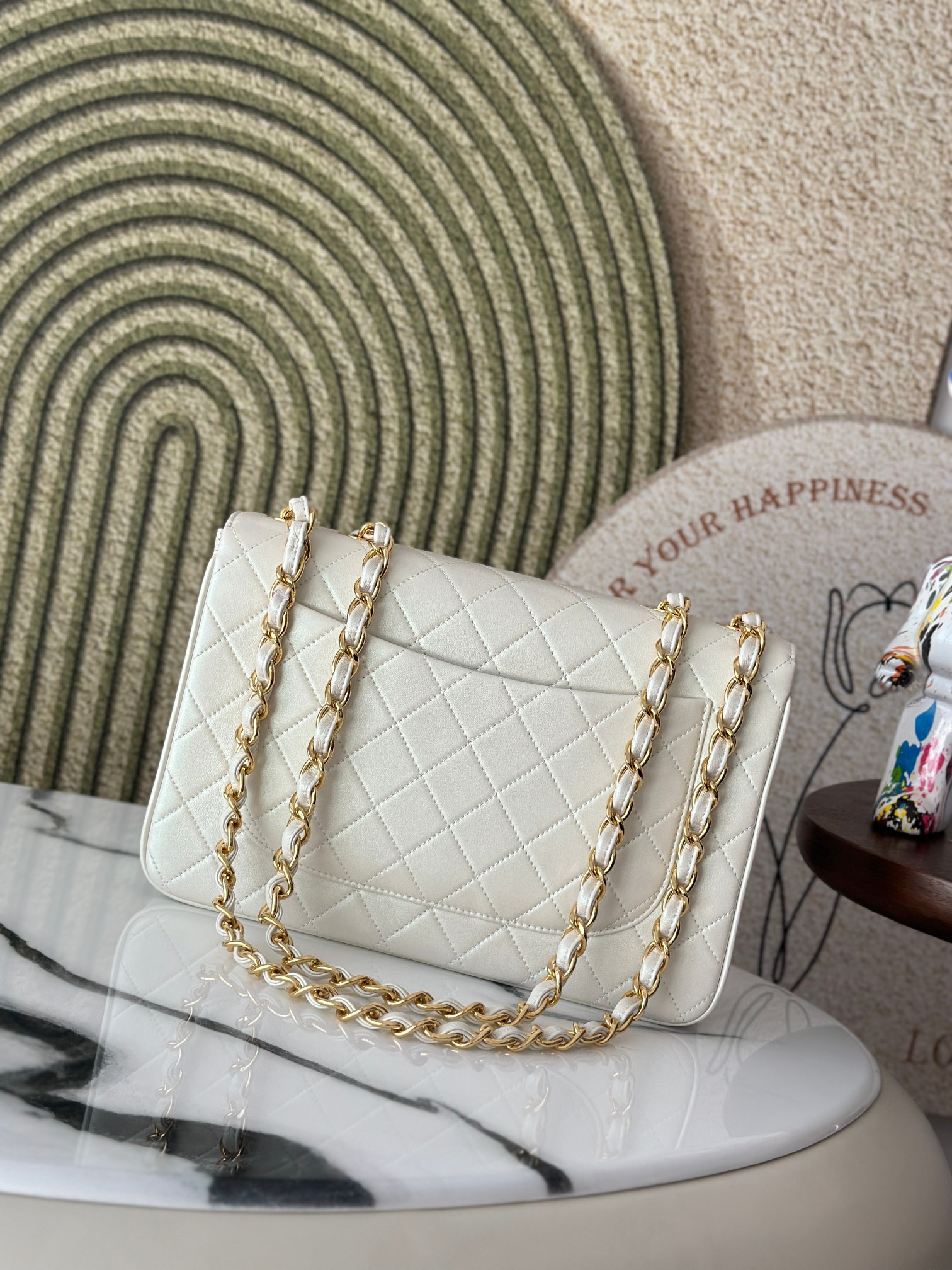 Classic Flap Medium in White Quilted Lambskin with Gold-Tone Hardware - Mocuir