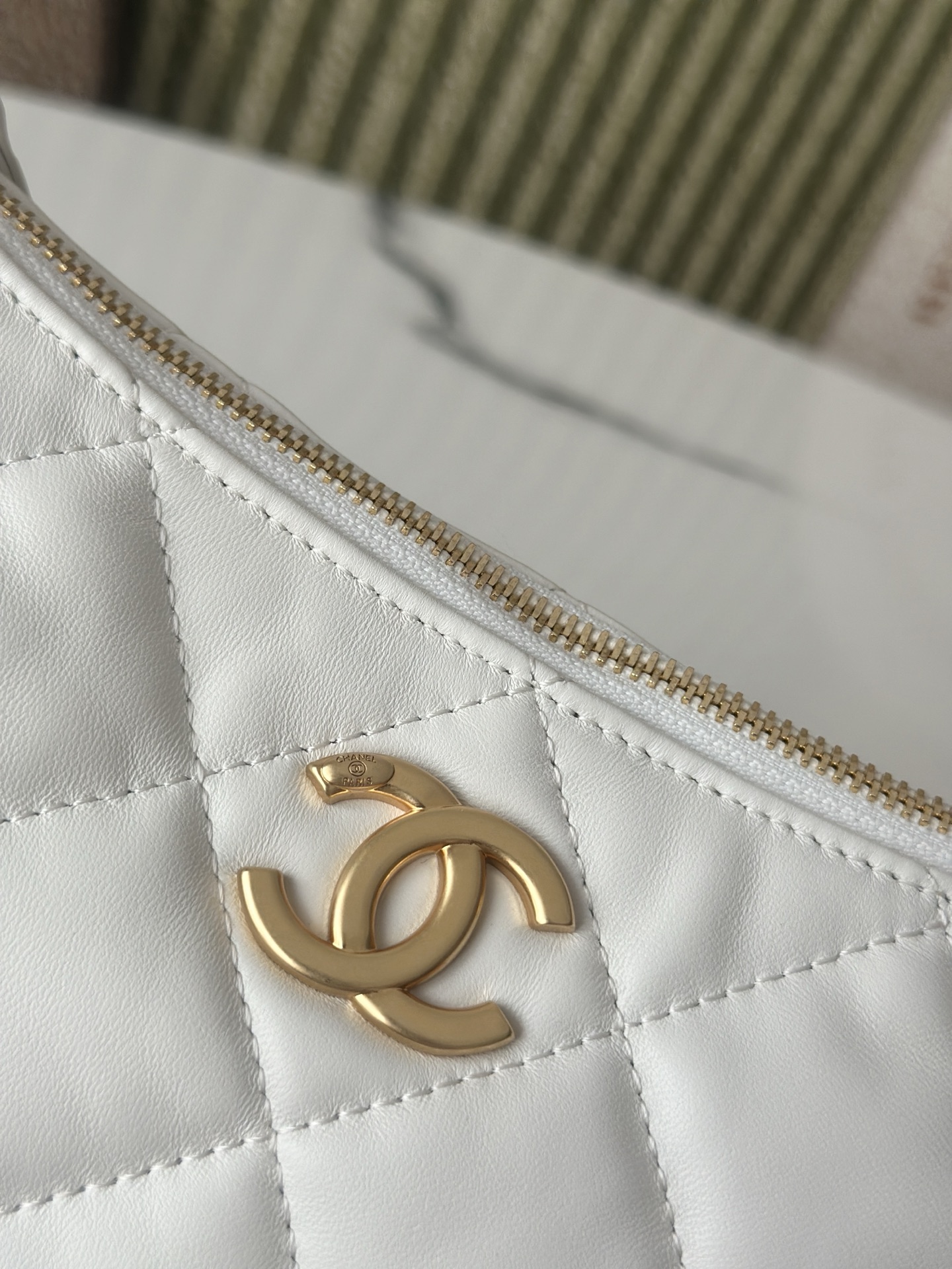 25S White Shiny Lambskin Quilted Hobo Shoulder Bag with Gold-Tone Hardware - Mocuir